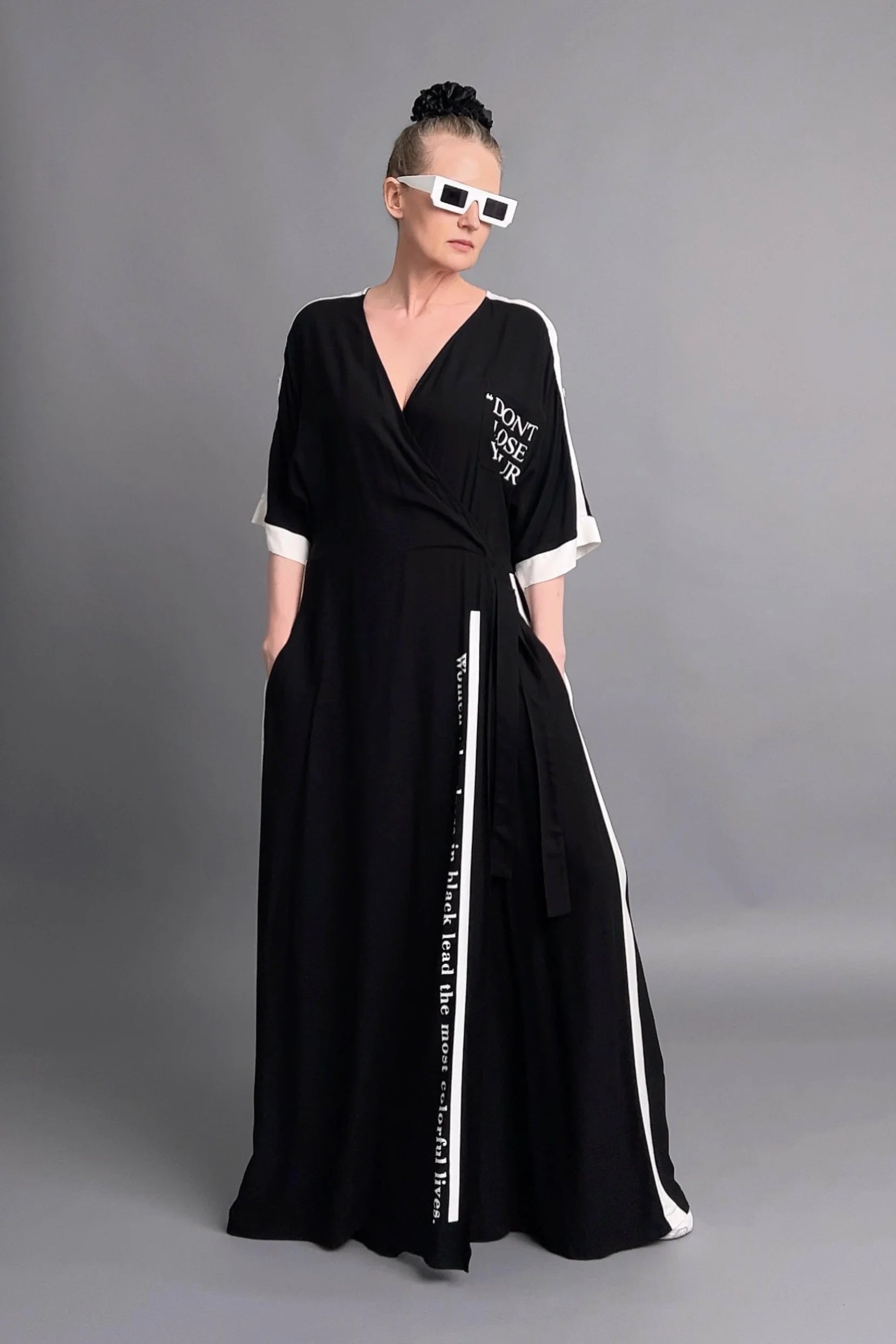 Schwarzer Jumpsuit mit Statement-Print und weißen Kontrastdetails von Do Lares