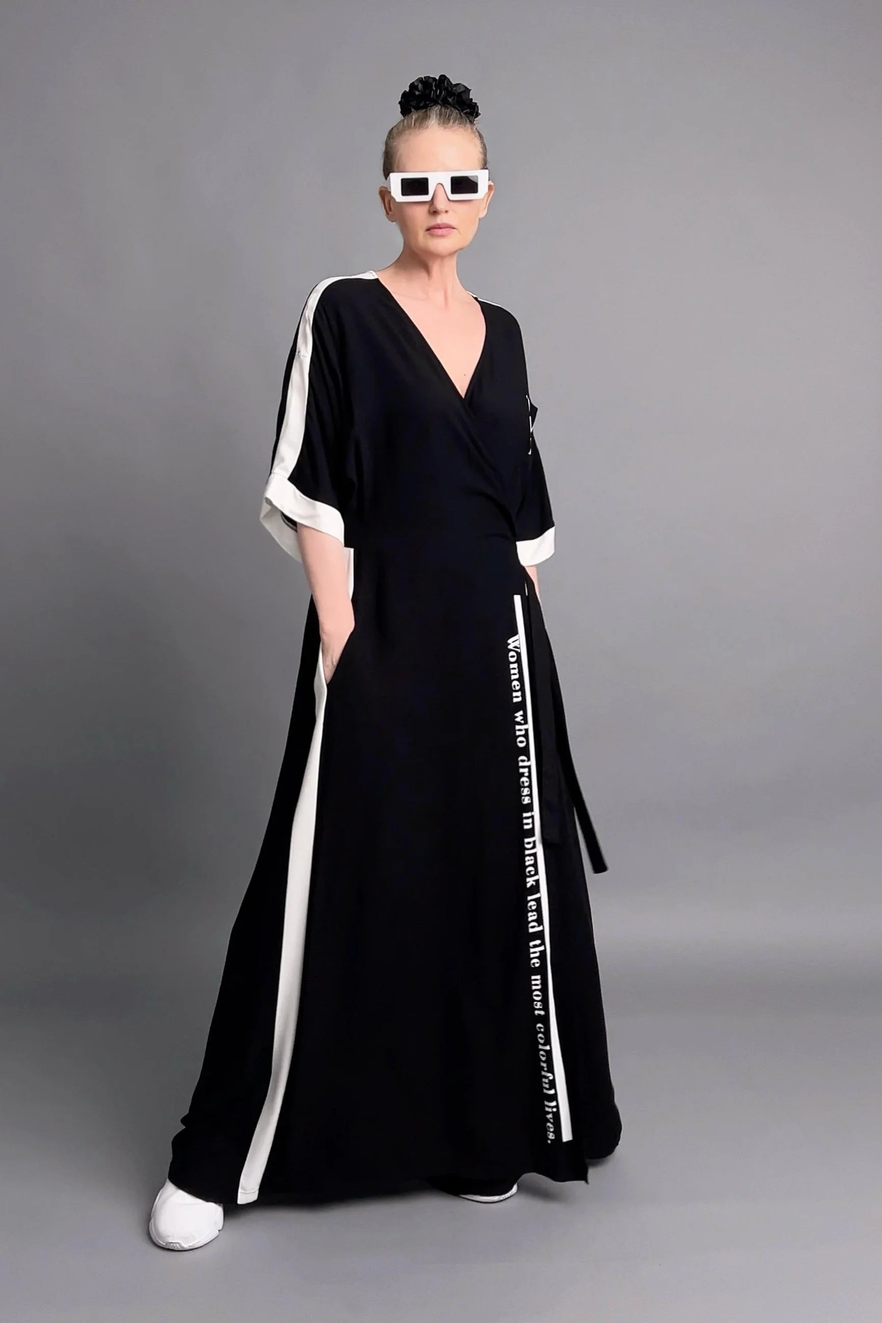 Schwarzer Jumpsuit mit Statement-Print und weißen Kontrastdetails von Do Lares