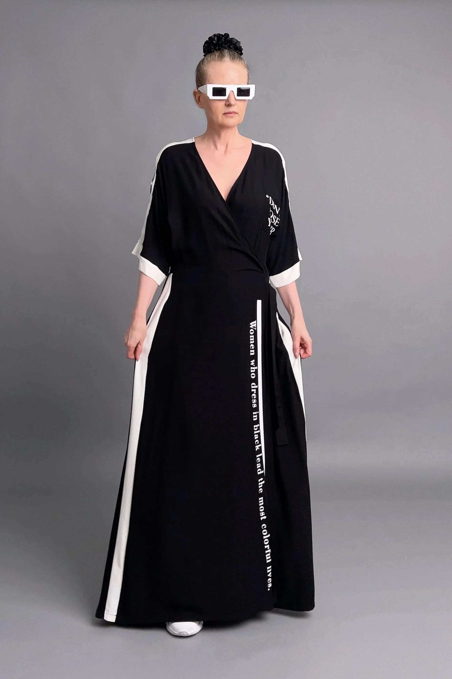 Schwarzer Jumpsuit mit Statement-Print und weißen Kontrastdetails von Do Lares