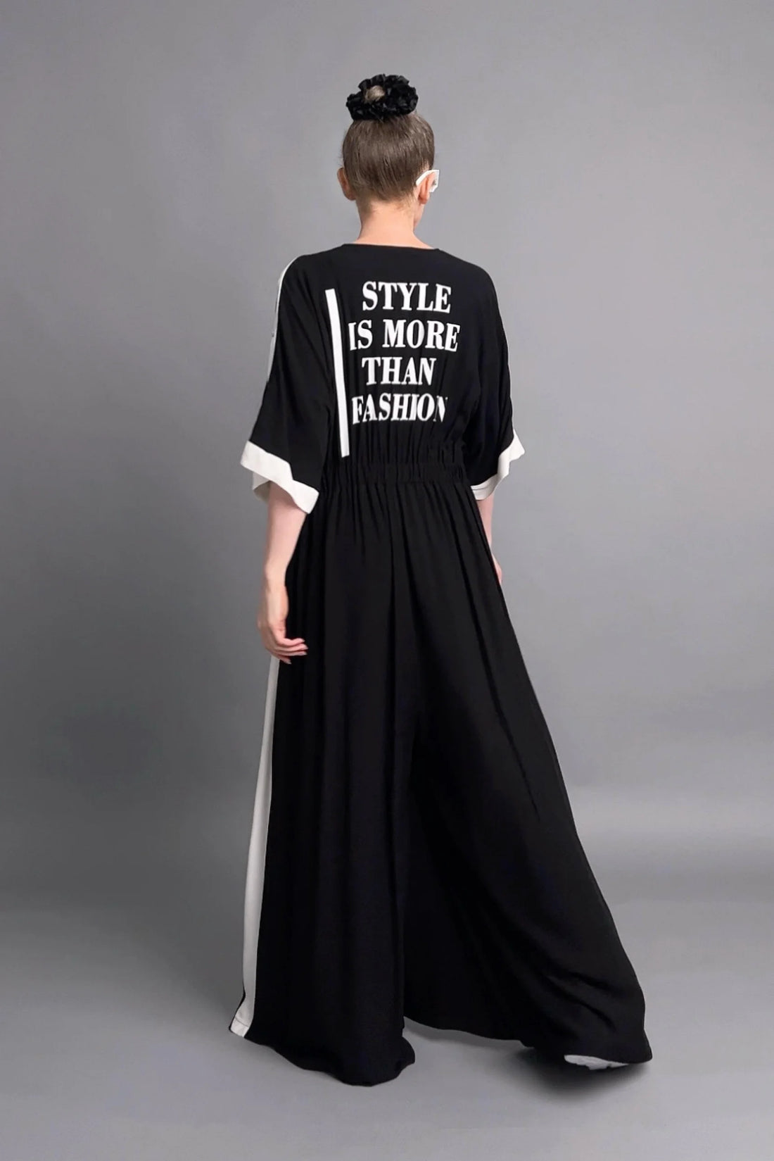 Schwarzer Jumpsuit mit Statement-Print und weißen Kontrastdetails von Do Lares