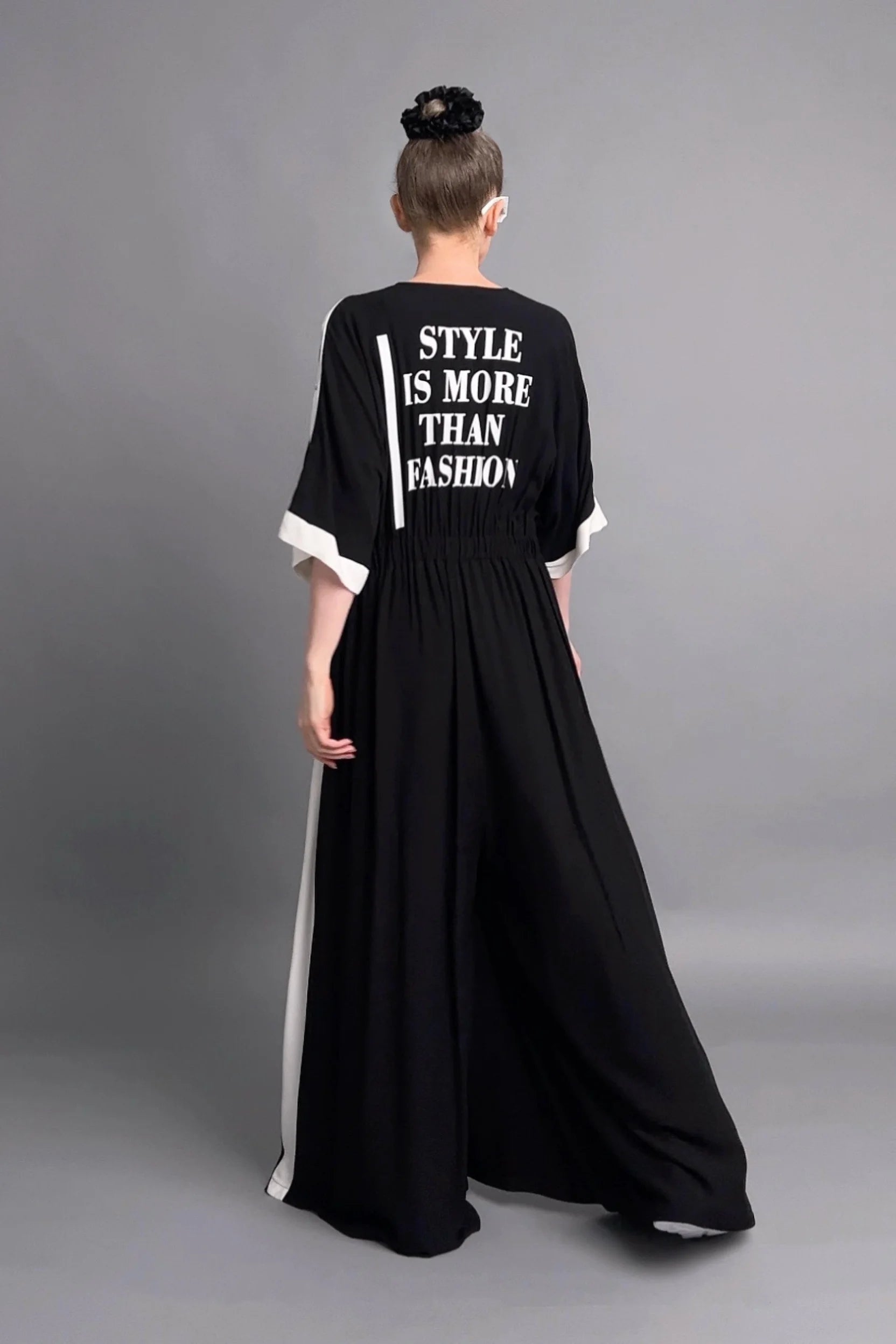 Schwarzer Jumpsuit mit Statement-Print und weißen Kontrastdetails von Do Lares