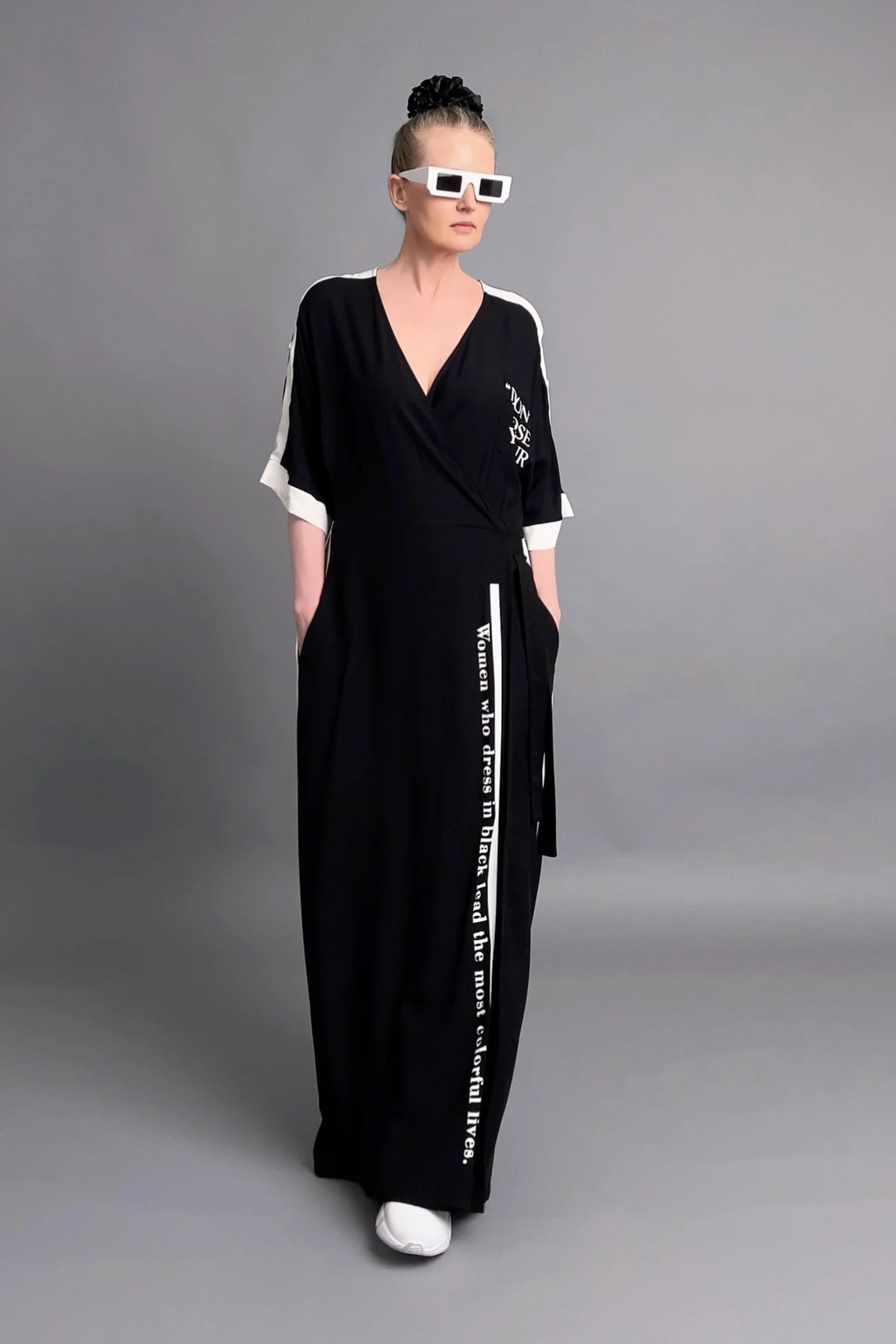 Schwarzer Jumpsuit mit Statement-Print und weißen Kontrastdetails von Do Lares