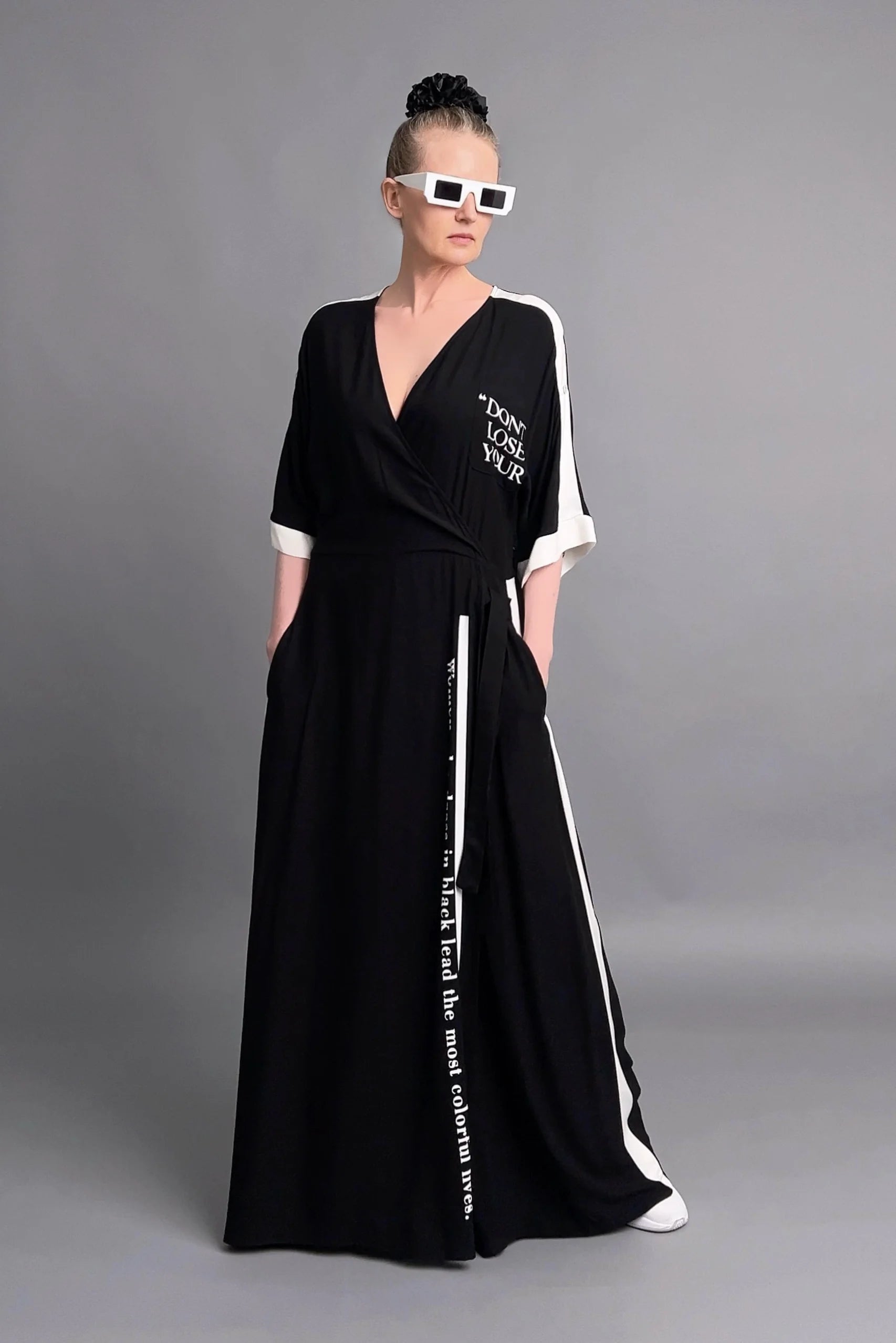 Schwarzer Jumpsuit mit Statement-Print und weißen Kontrastdetails von Do Lares