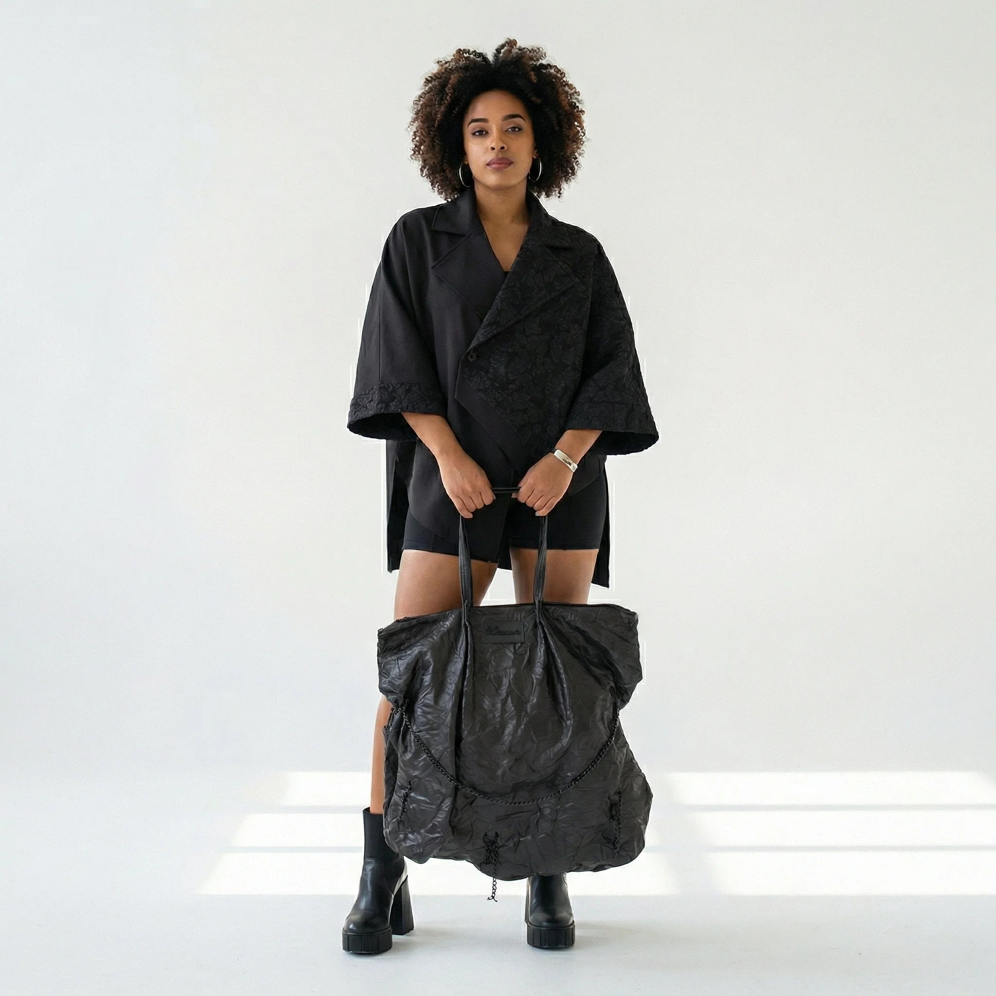 Ausgefallene schwarze Designer Handtasche in Crash Optik aus Lederimitat H4 Fashion bei Modeare