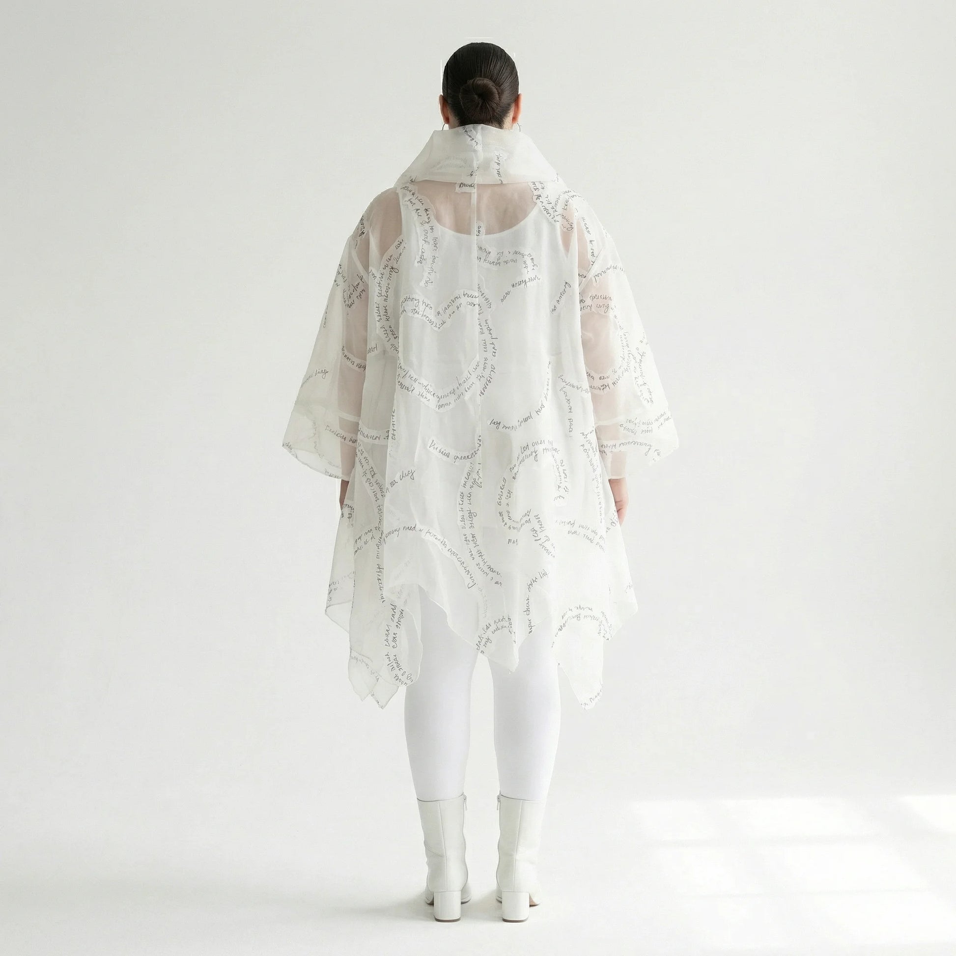 Oversize Mantel Ecru mit Organza Tüll Schriftprint A Form Übergang Popeline H4 Fashion bei Modeare