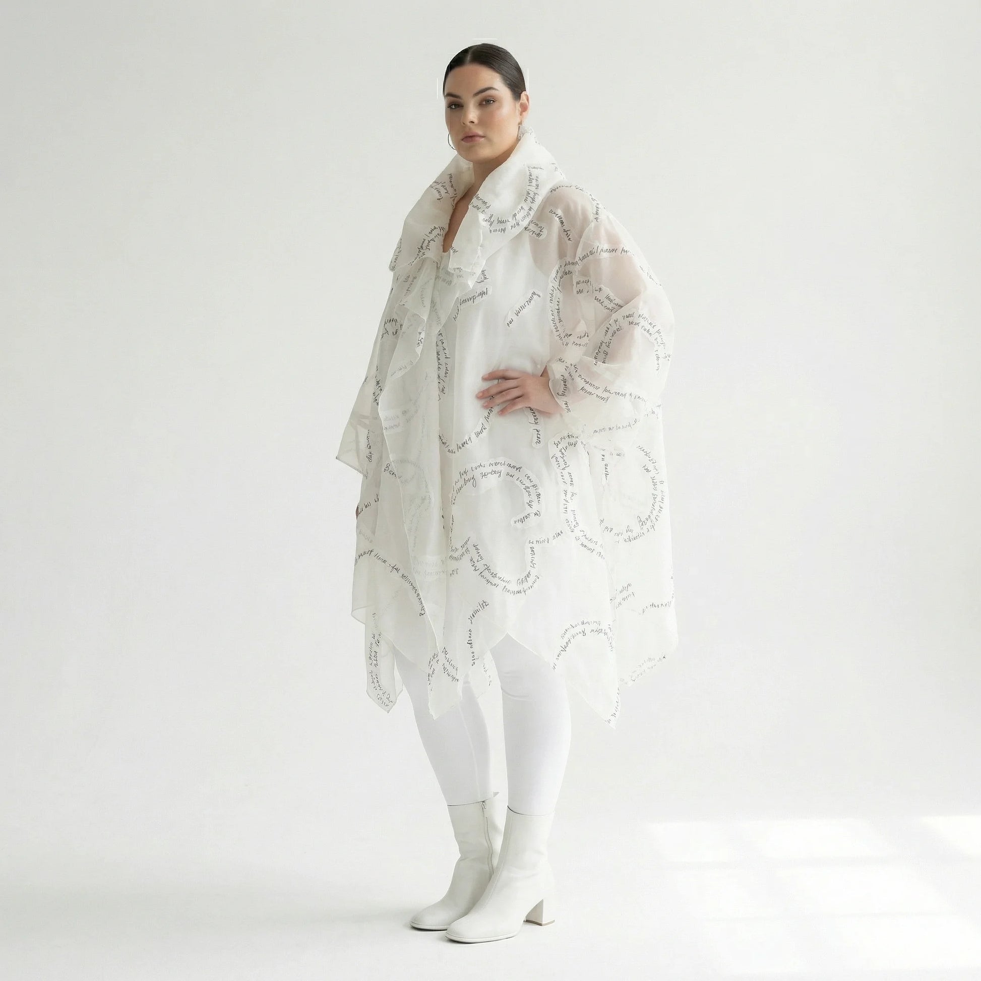 Oversize Mantel Ecru mit Organza Tüll Schriftprint A Form Übergang Popeline H4 Fashion bei Modeare