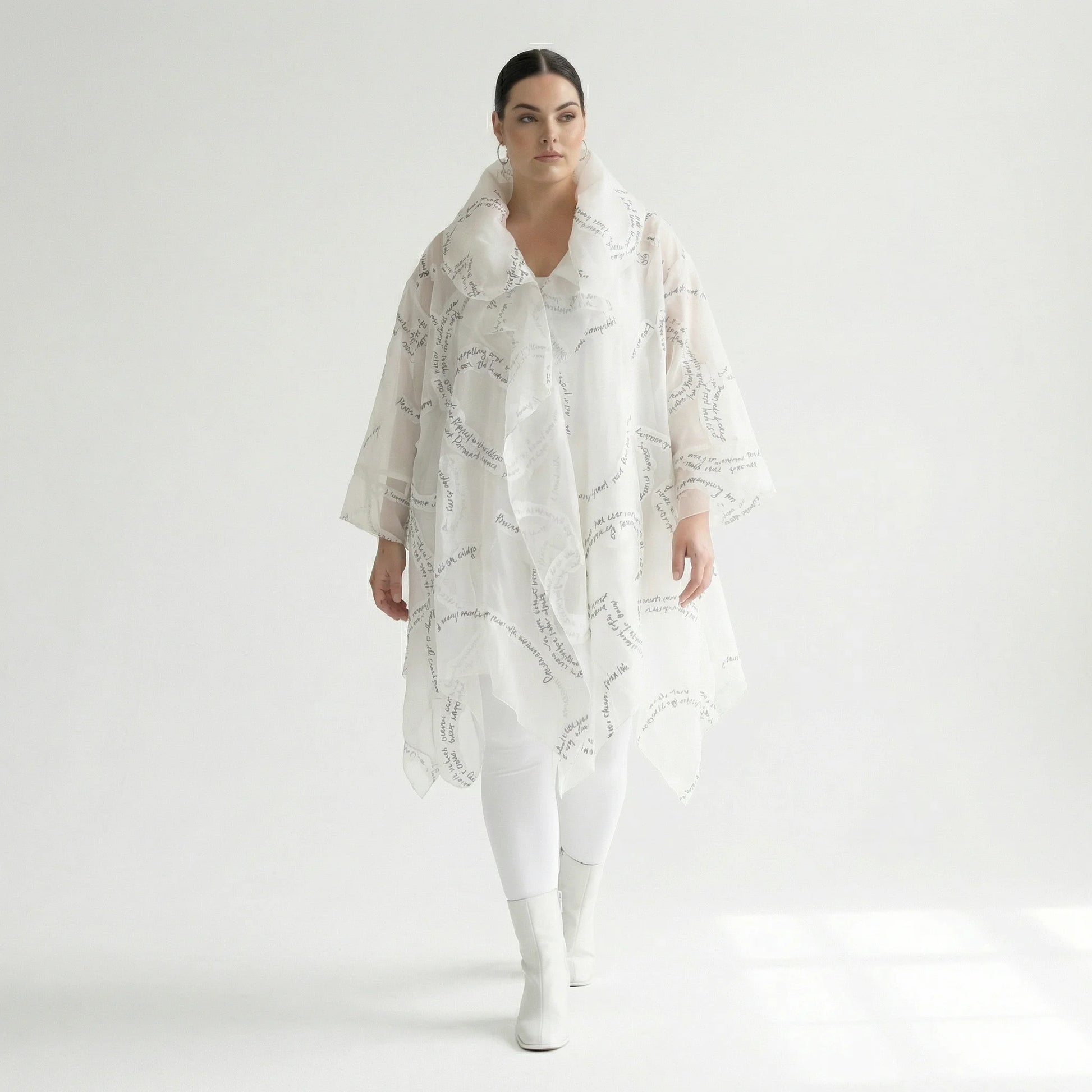 Oversize Mantel Ecru mit Organza Tüll Schriftprint A Form Übergang Popeline H4 Fashion bei Modeare