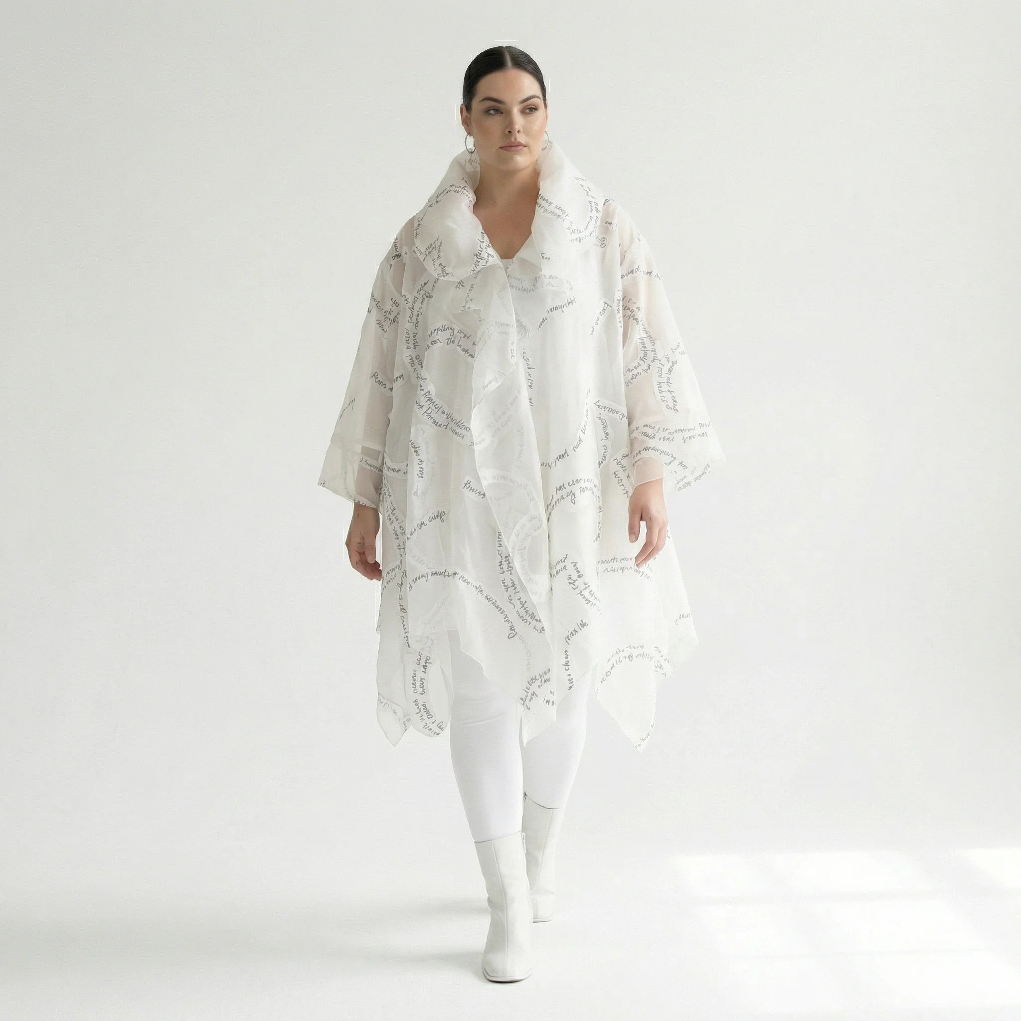 Oversize Mantel Ecru mit Organza Tüll Schriftprint A Form Übergang Popeline H4 Fashion bei Modeare