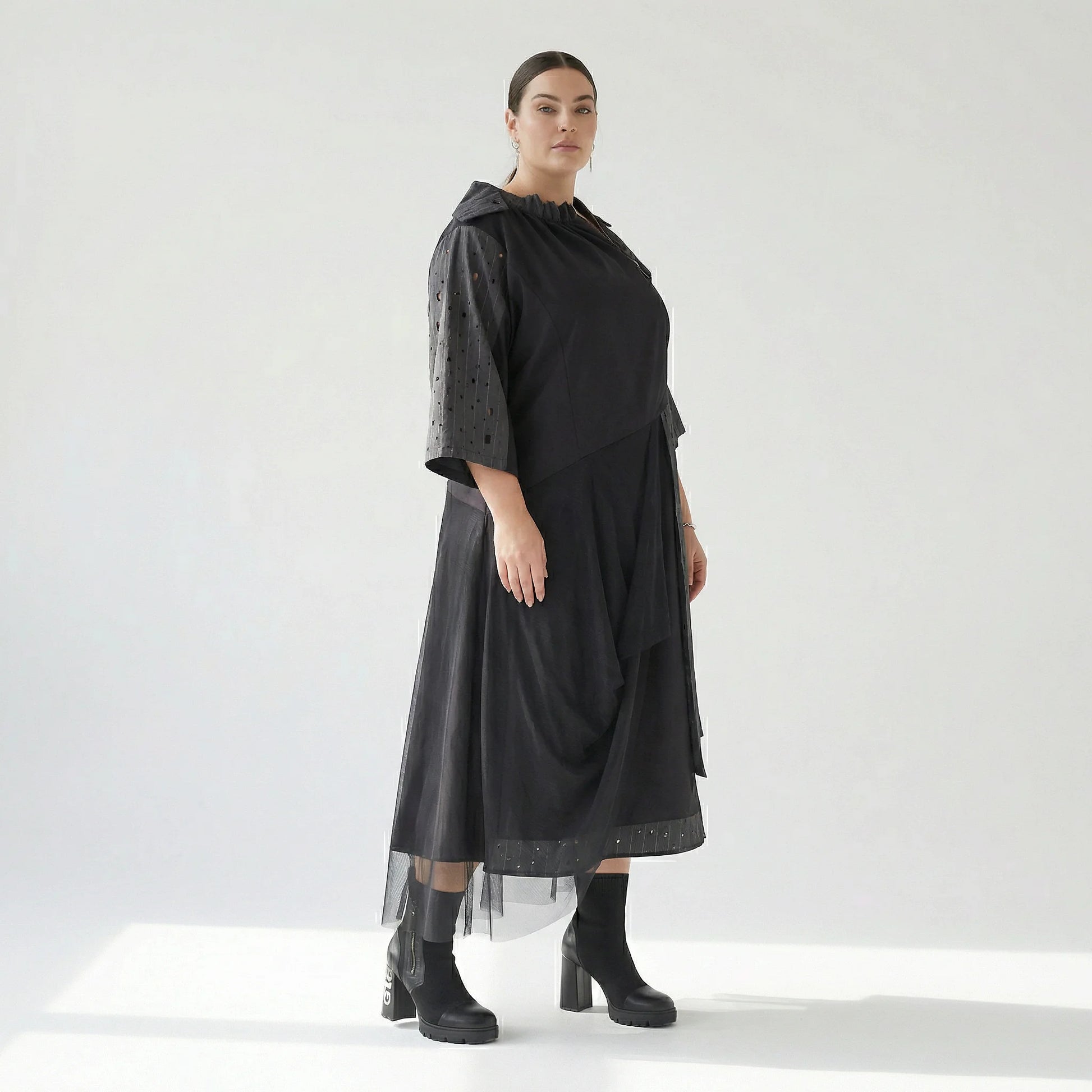 Oversize Avantgarde Kleid mit Tülllagen A Form Übergang H4 Fashion kuratiert bei Modeare