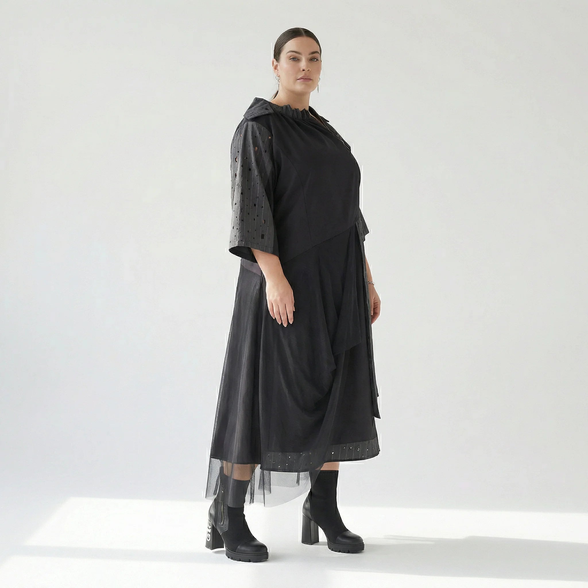 Oversize Avantgarde Kleid mit Tülllagen A Form Übergang H4 Fashion kuratiert bei Modeare