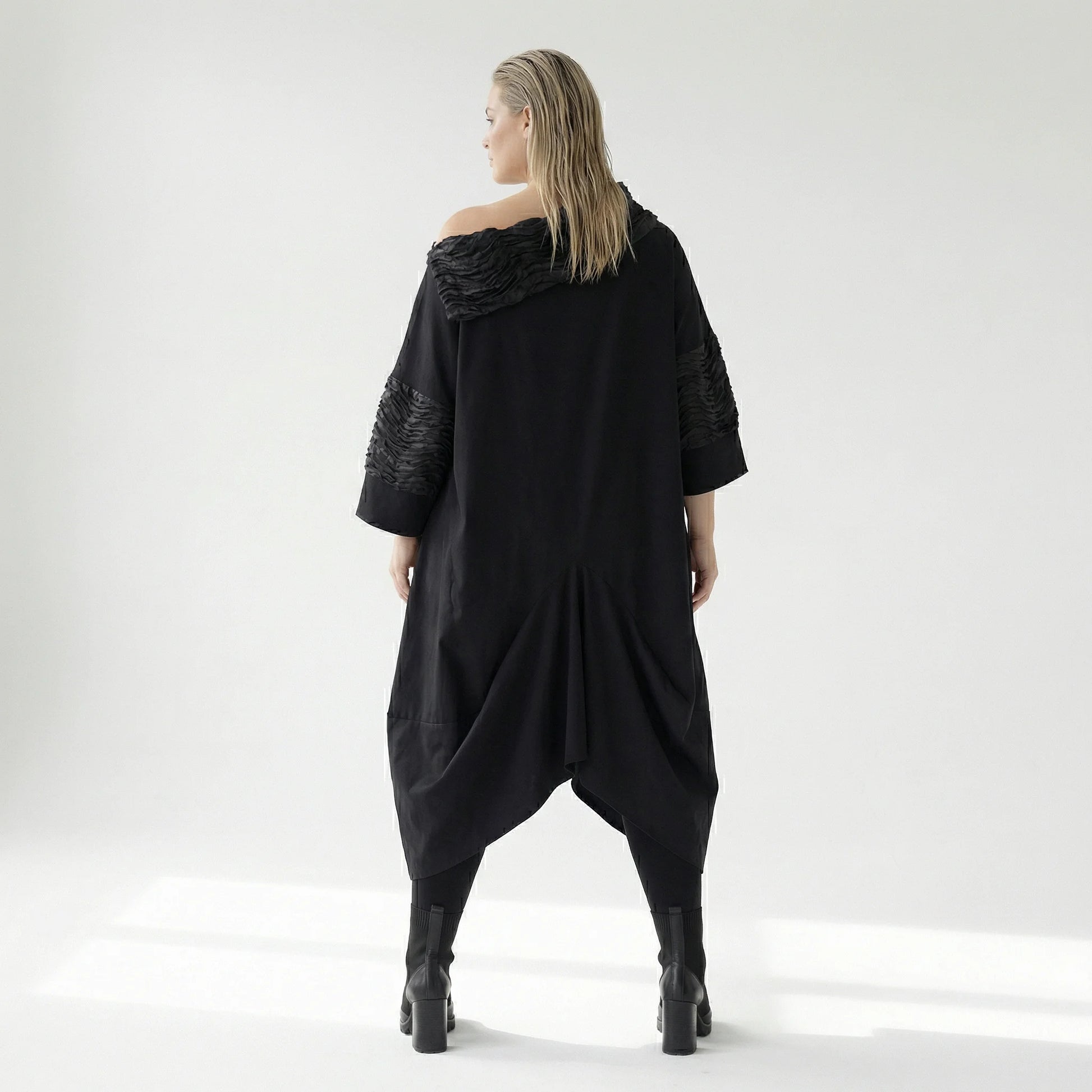 Avantgarde Oversize Kleid schwarz mit Satin Biesen Tüll Mix A Form fein luftig Stretch Übergang H4 Fashion bei Modeare