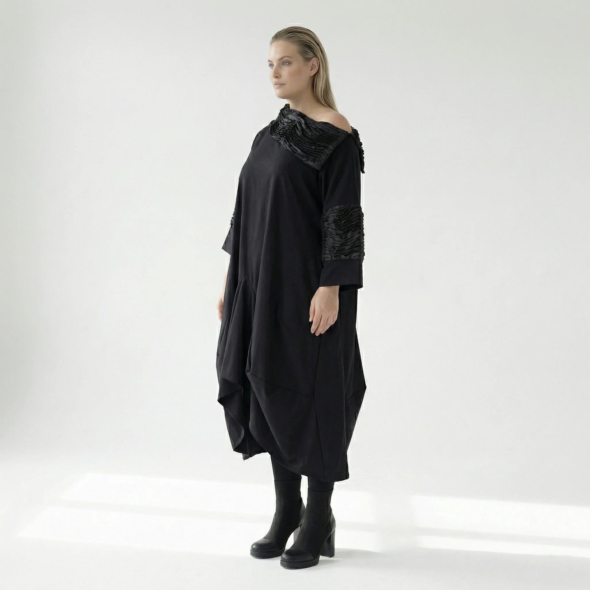 Avantgarde Oversize Kleid schwarz mit Satin Biesen Tüll Mix A Form fein luftig Stretch Übergang H4 Fashion bei Modeare