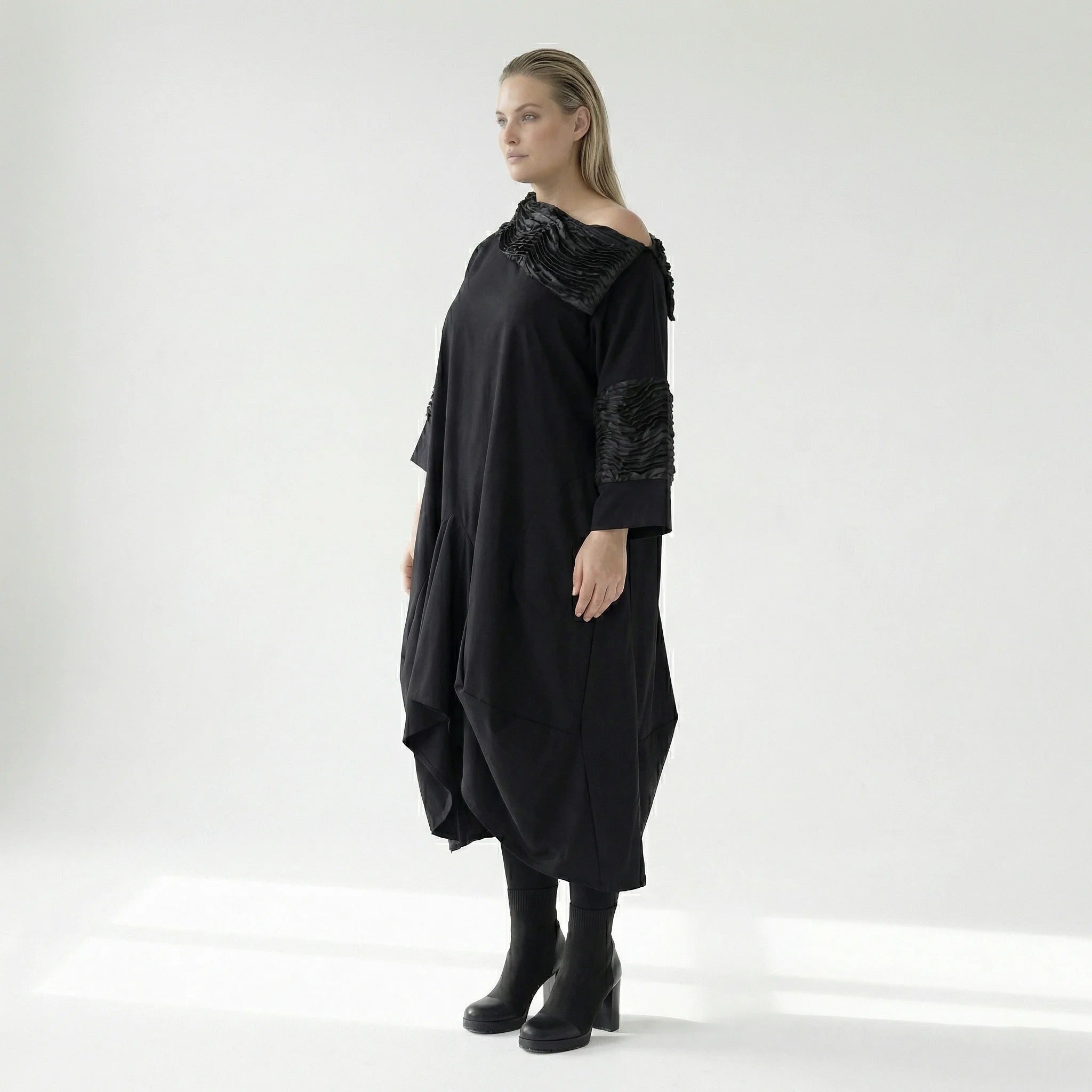 Avantgarde Oversize Kleid schwarz mit Satin Biesen Tüll Mix A Form fein luftig Stretch Übergang H4 Fashion bei Modeare