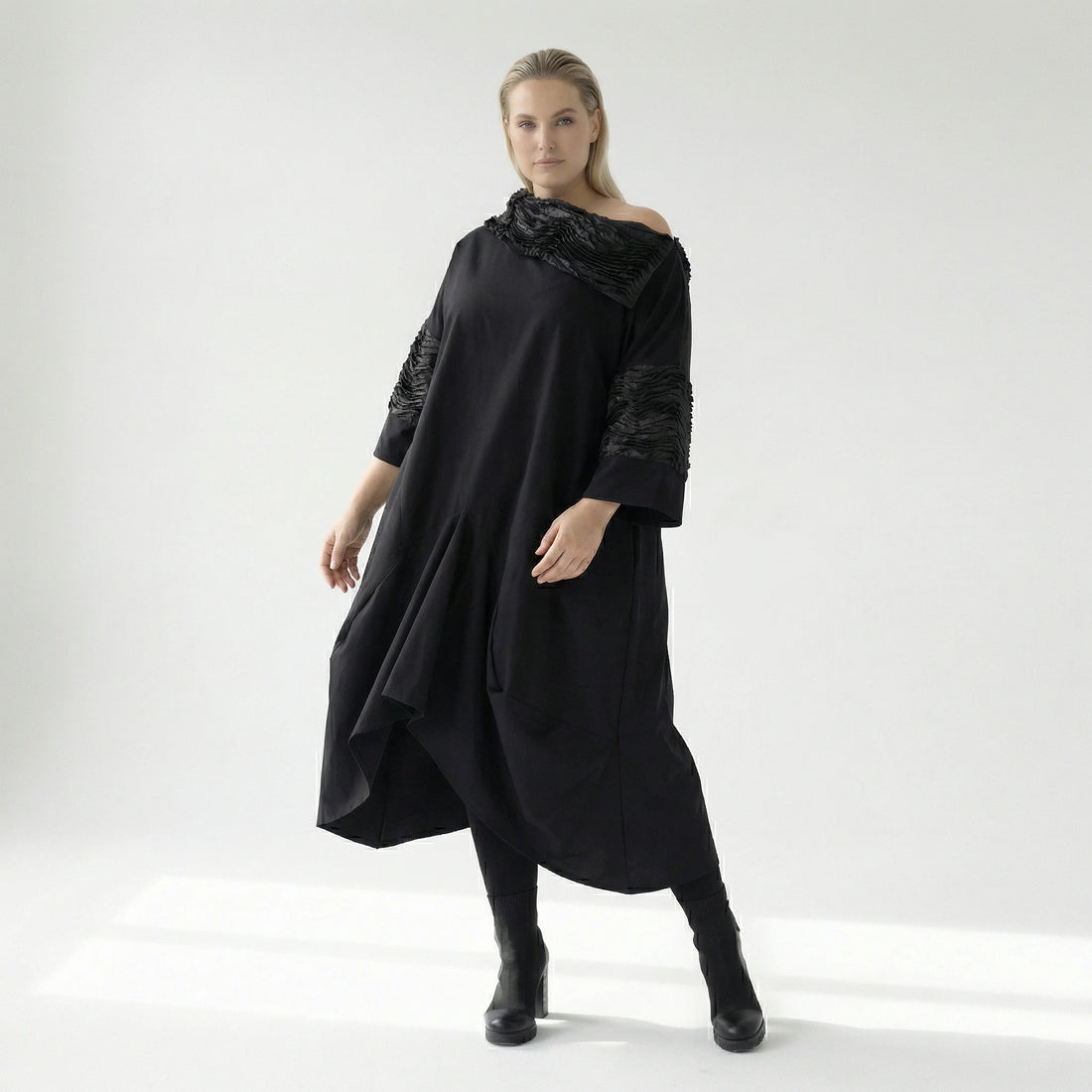 Avantgarde Oversize Kleid schwarz mit Satin Biesen Tüll Mix A Form fein luftig Stretch Übergang H4 Fashion bei Modeare