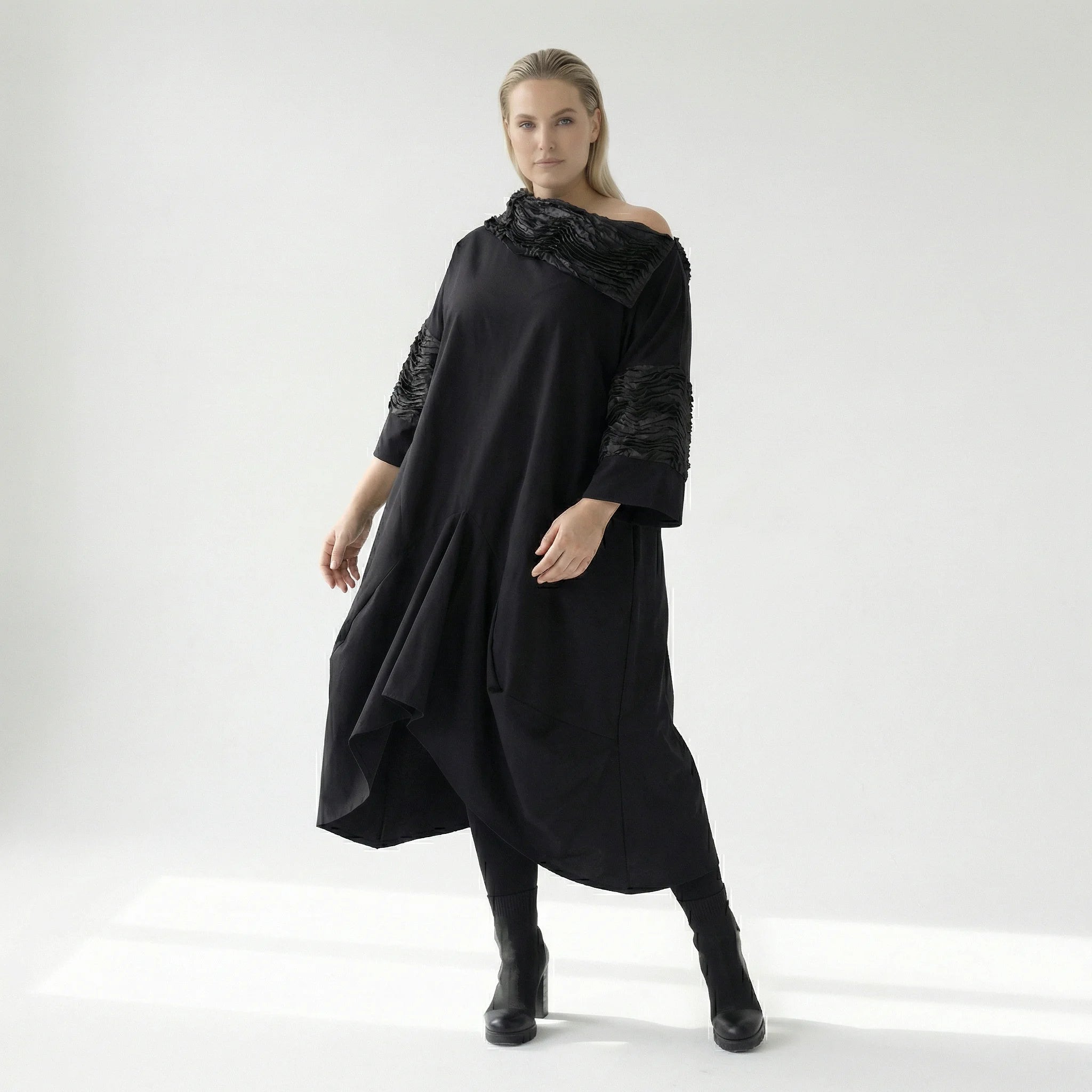 Avantgarde Oversize Kleid schwarz mit Satin Biesen Tüll Mix A Form fein luftig Stretch Übergang H4 Fashion bei Modeare