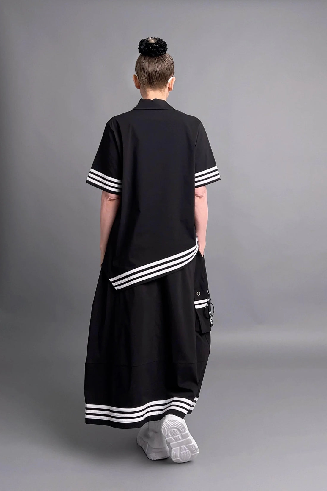 Asymmetrisches Shirt-Rock-Set in Schwarz mit Streifen & Ösendetails aus Popeline von KRIK