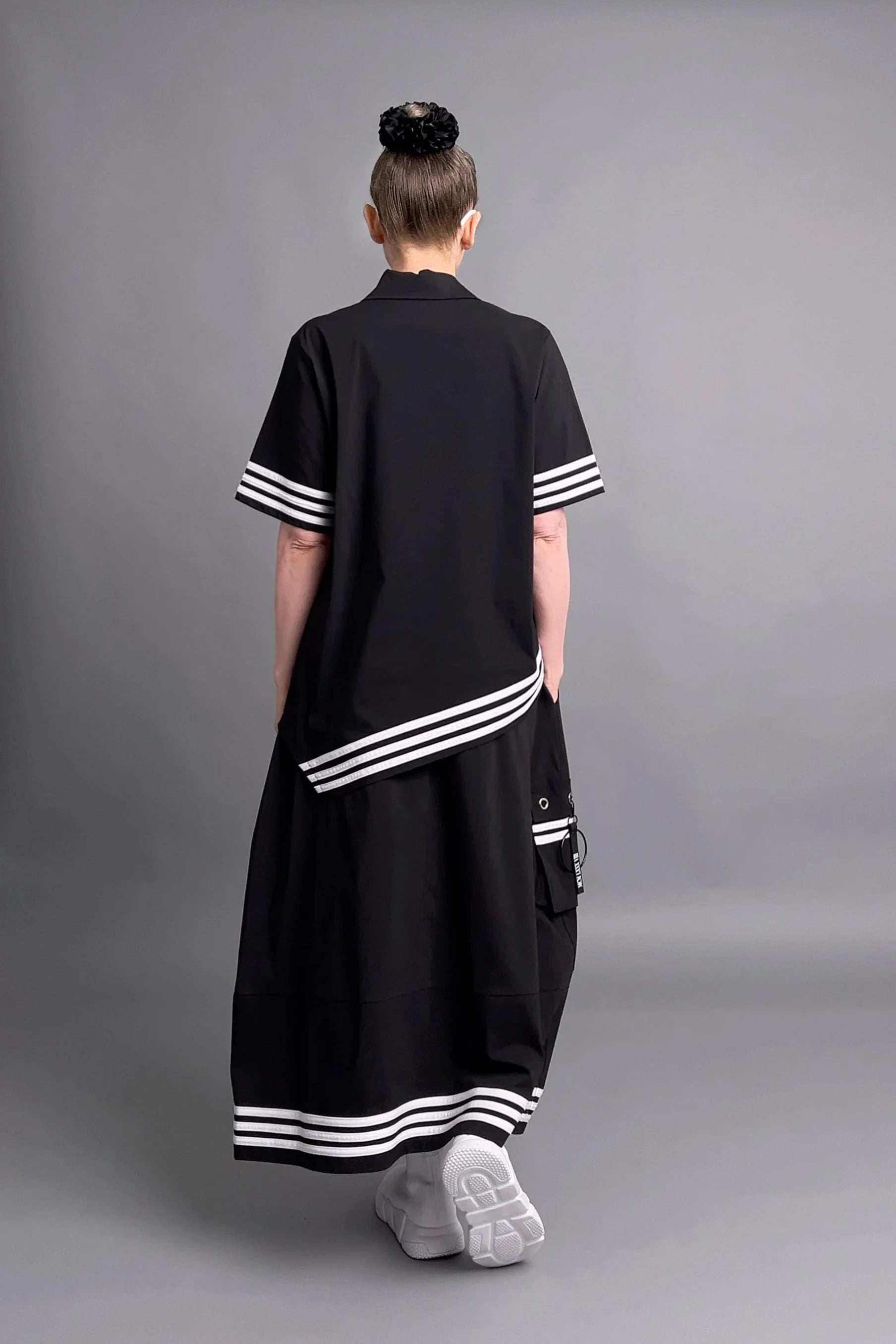 Asymmetrisches Shirt-Rock-Set in Schwarz mit Streifen & Ösendetails aus Popeline von KRIK