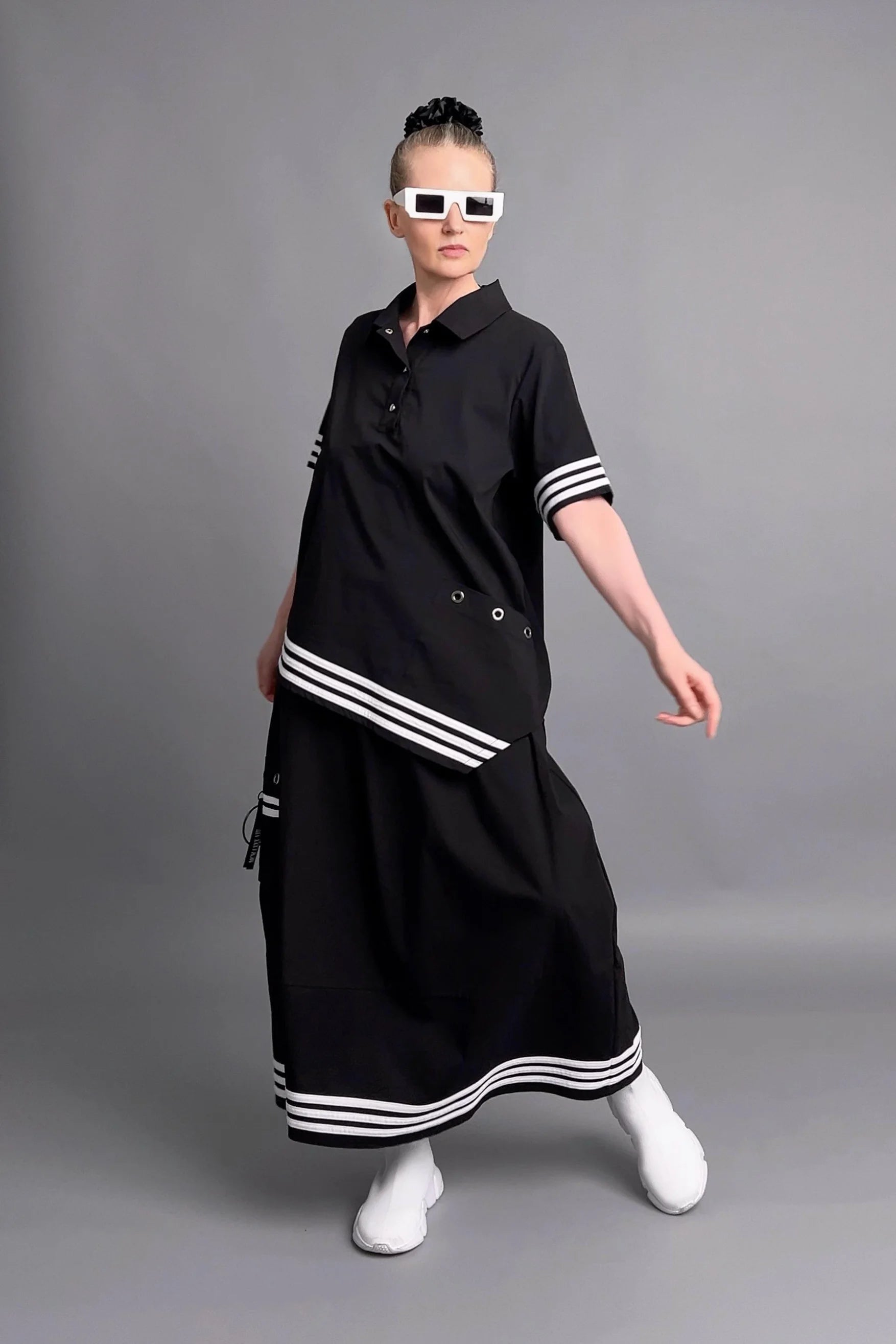 Asymmetrisches Shirt-Rock-Set in Schwarz mit Streifen & Ösendetails aus Popeline von KRIK