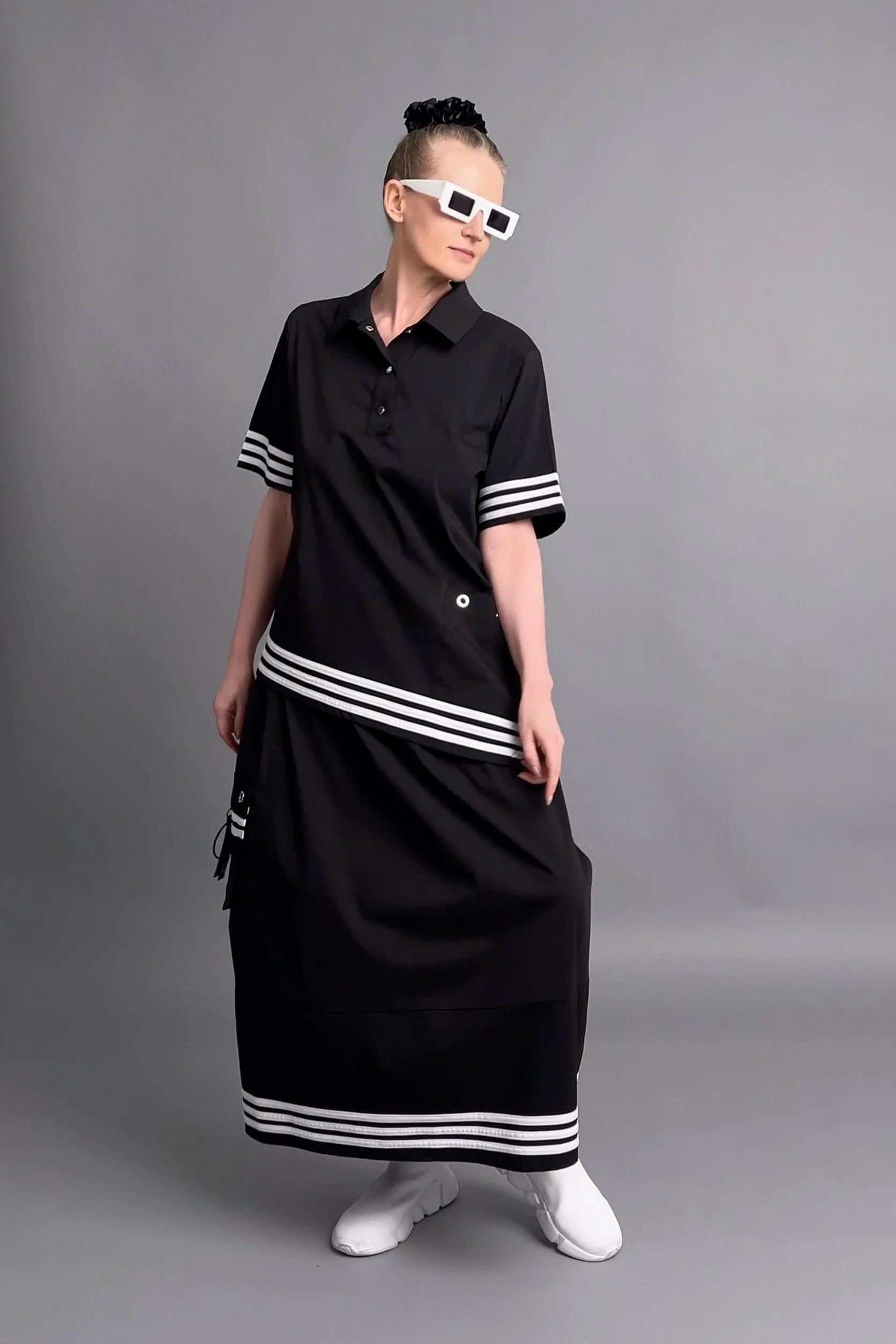 Asymmetrisches Shirt-Rock-Set in Schwarz mit Streifen & Ösendetails aus Popeline von KRIK