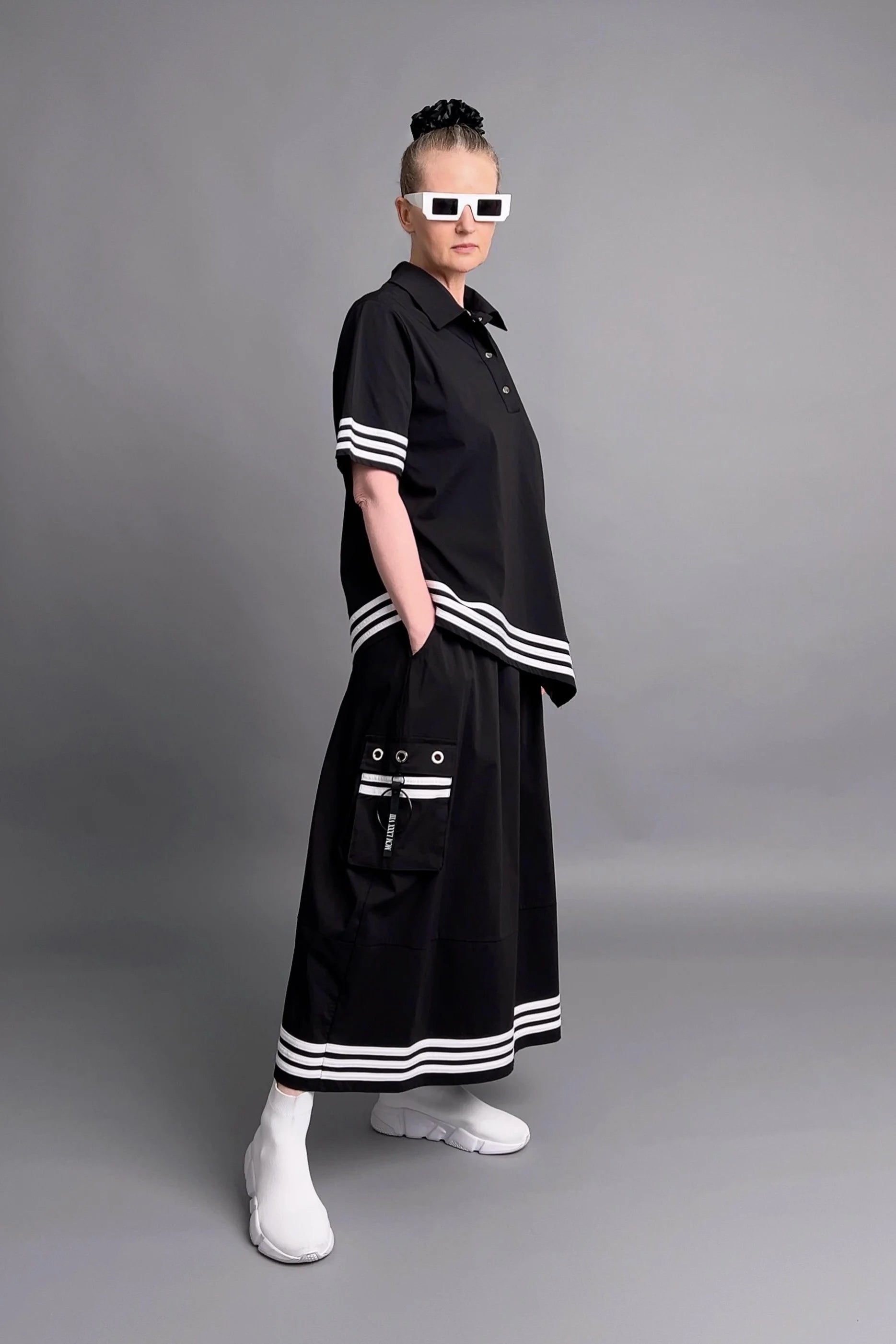 Asymmetrisches Shirt-Rock-Set in Schwarz mit Streifen & Ösendetails aus Popeline von KRIK