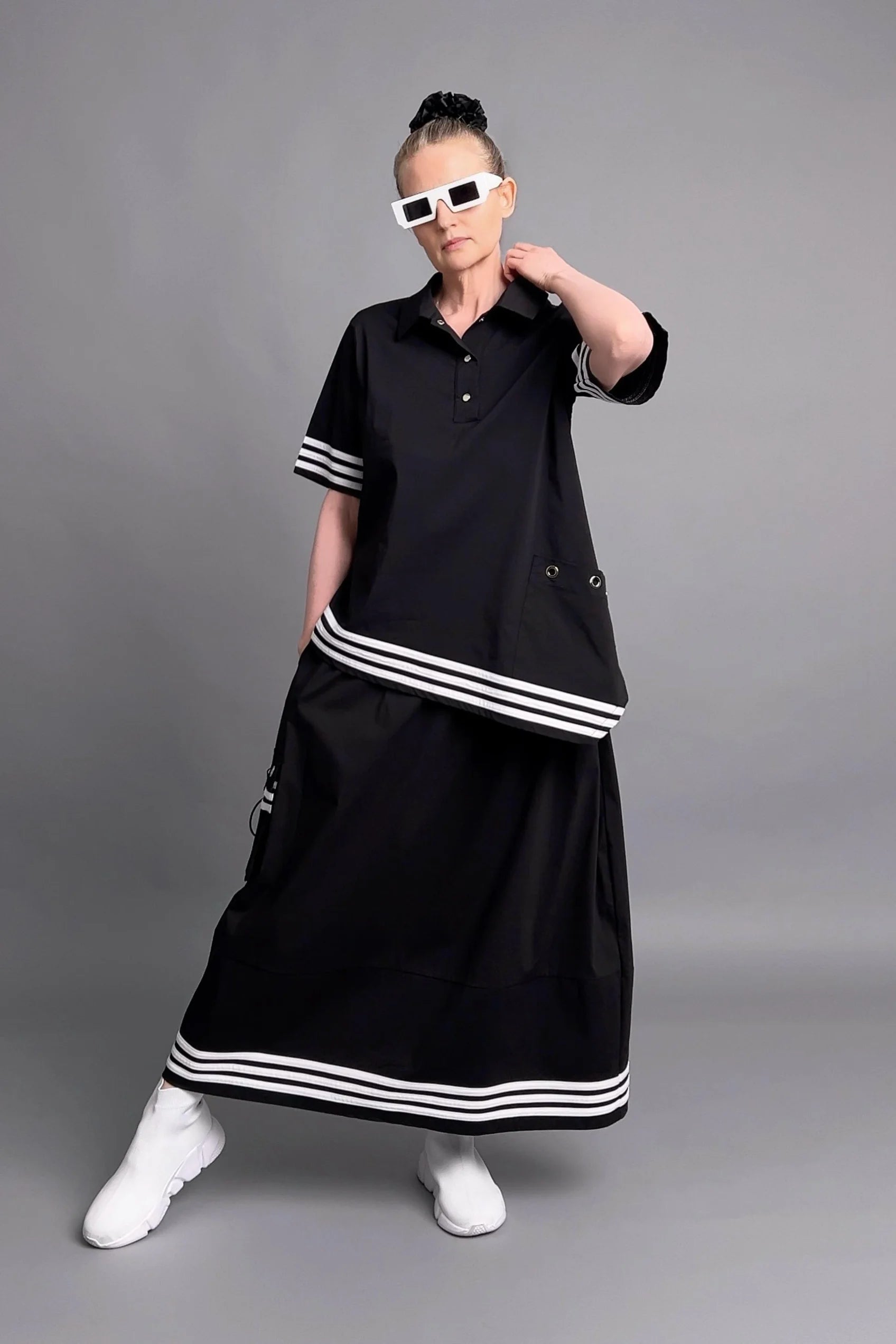 Asymmetrisches Shirt-Rock-Set in Schwarz mit Streifen & Ösendetails aus Popeline von KRIK