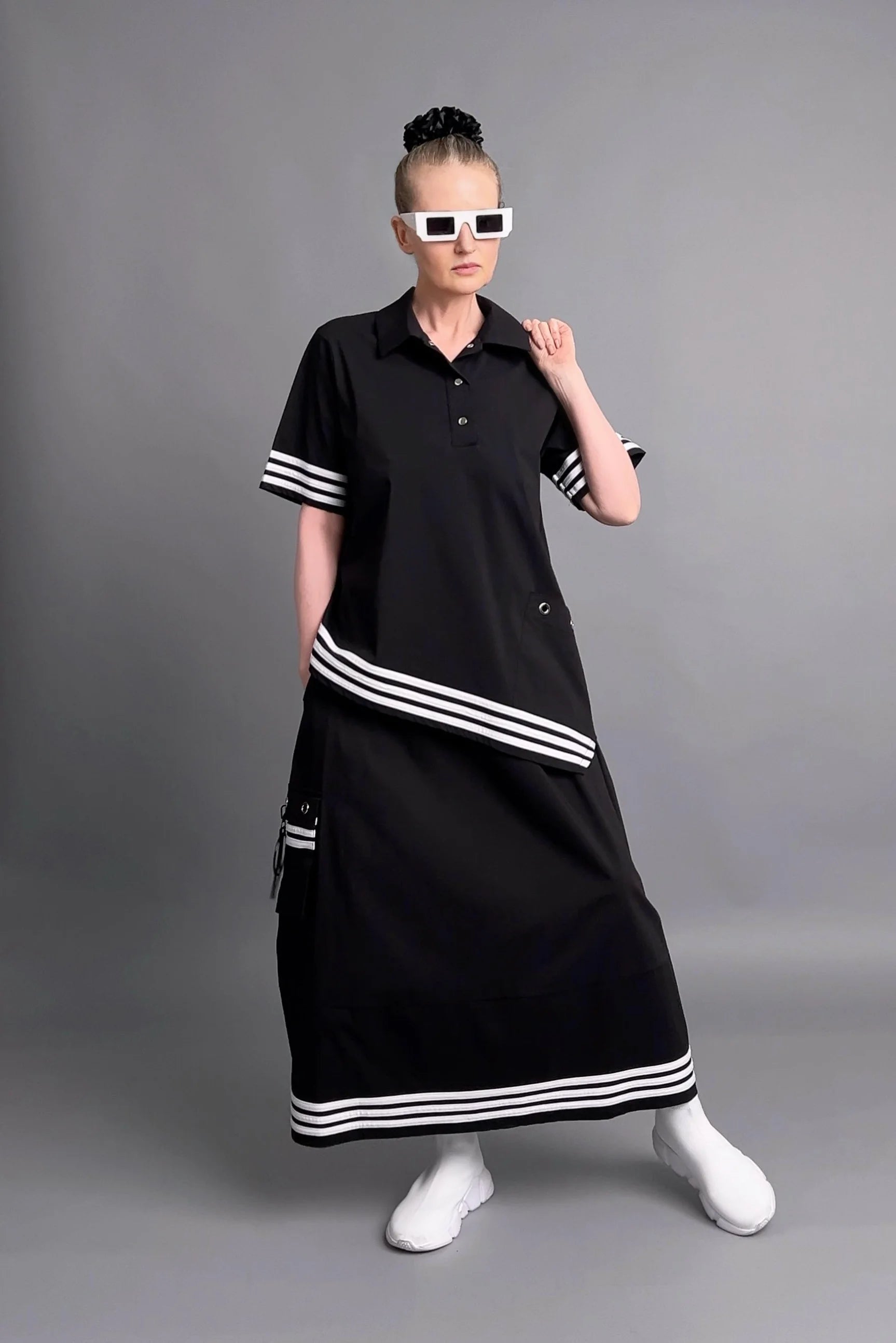 Asymmetrisches Shirt-Rock-Set in Schwarz mit Streifen & Ösendetails aus Popeline von KRIK