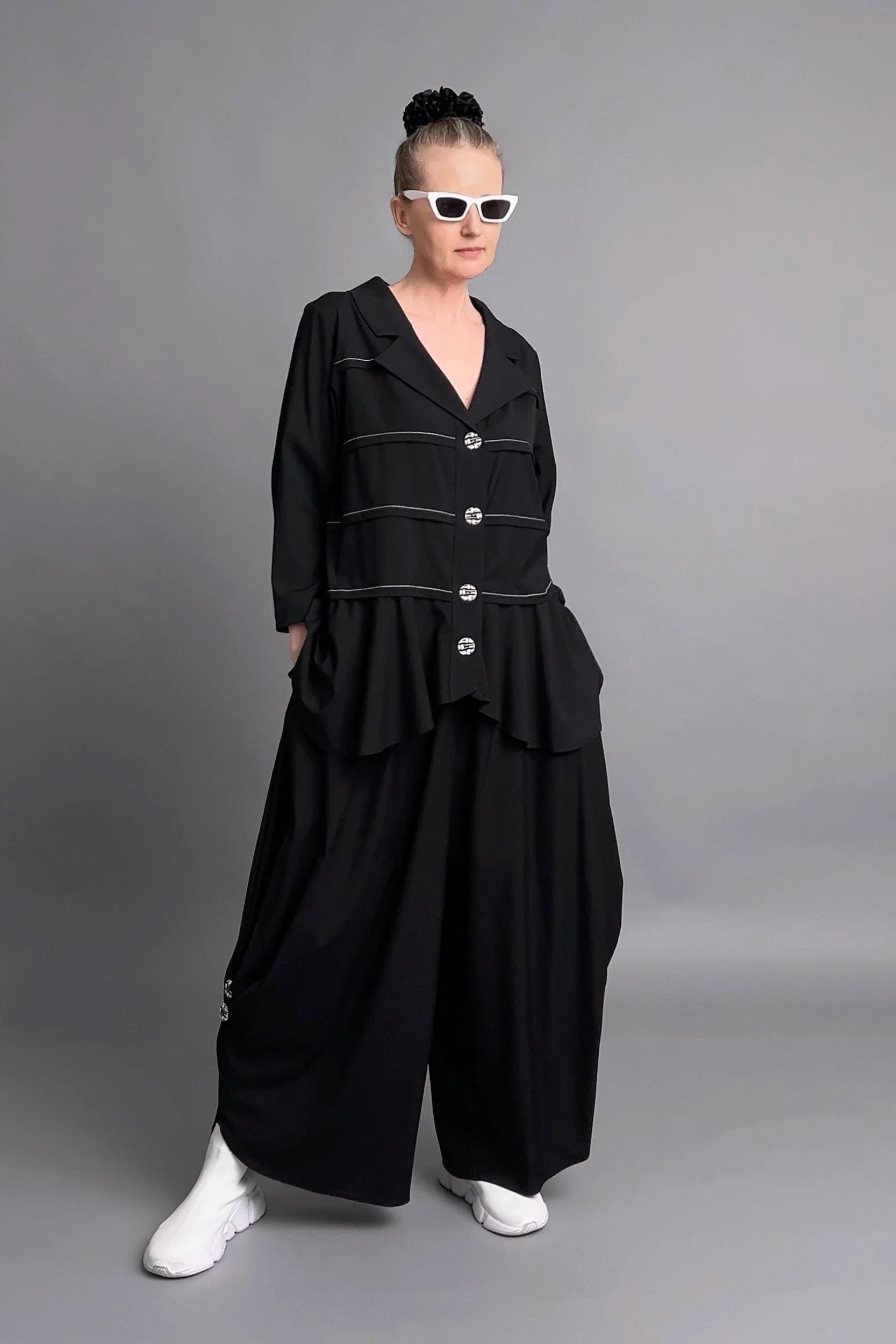 LUANI 2-Teiler aus Baumwoll-Popeline mit Volants und weitem Bein in tiefem Schwarz