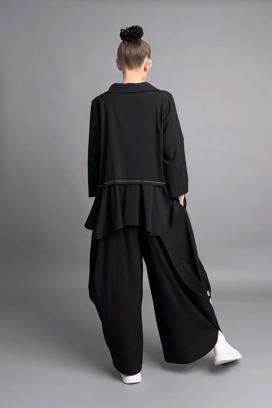 LUANI 2-Teiler aus Baumwoll-Popeline mit Volants und weitem Bein in tiefem Schwarz