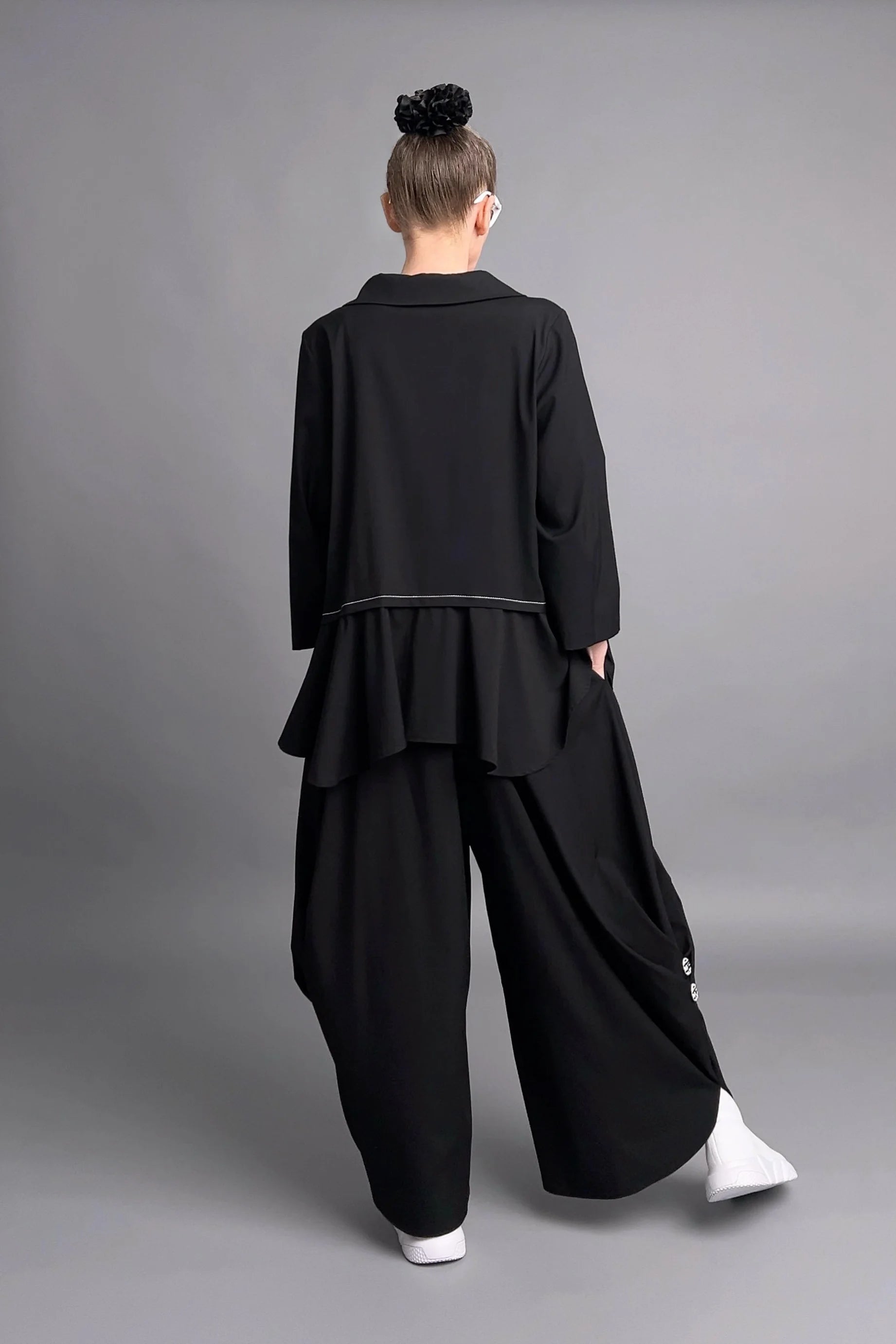 LUANI 2-Teiler aus Baumwoll-Popeline mit Volants und weitem Bein in tiefem Schwarz