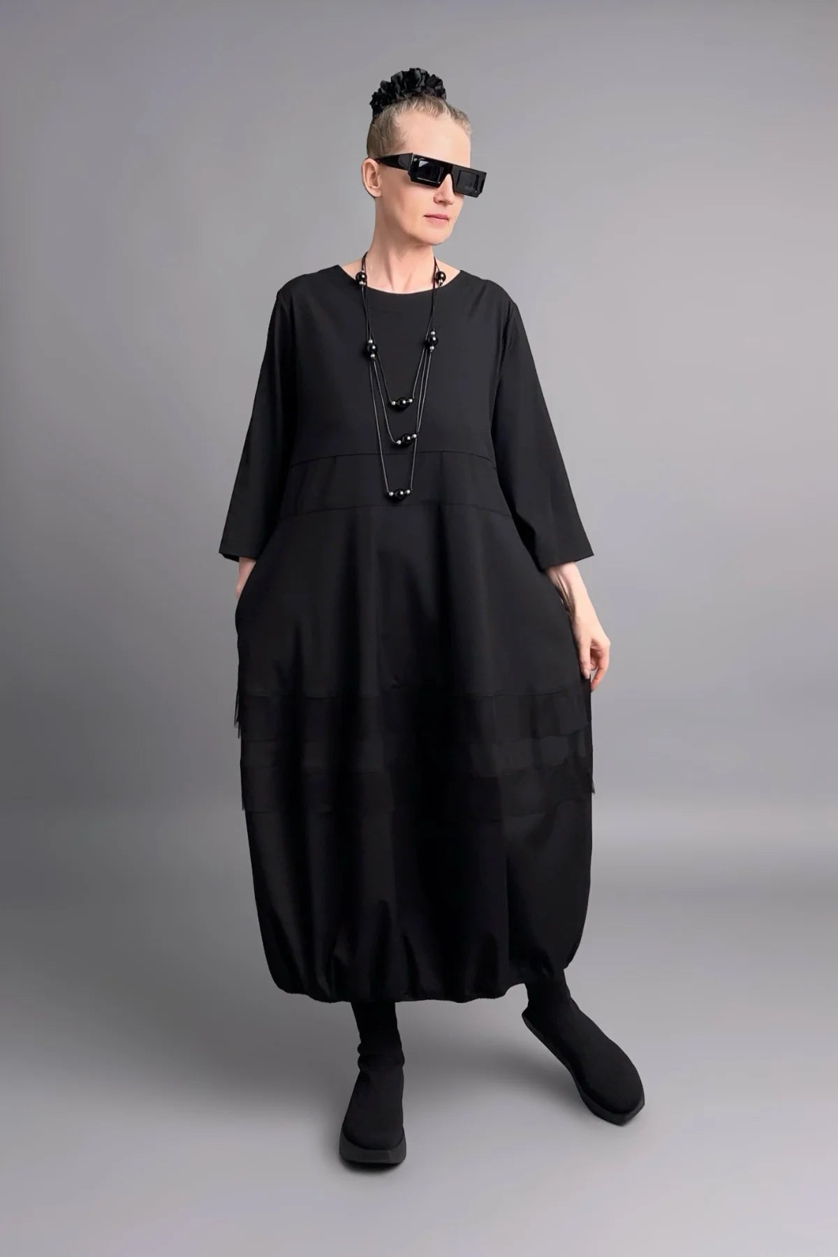 Oversize Kleid aus leichter Popeline mit weitem Ballonschnitt und inkludierter Statement-Kette