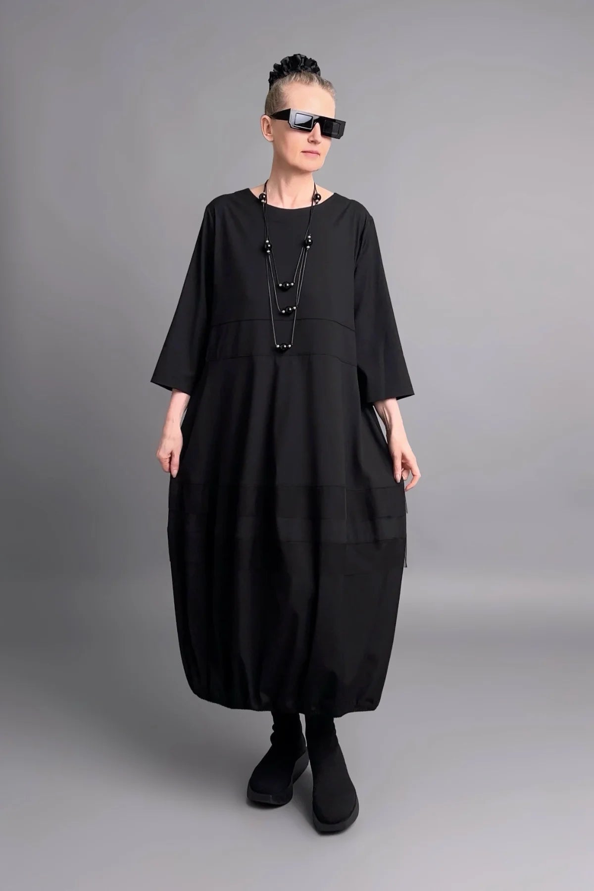 Oversize Kleid aus leichter Popeline mit weitem Ballonschnitt und inkludierter Statement-Kette