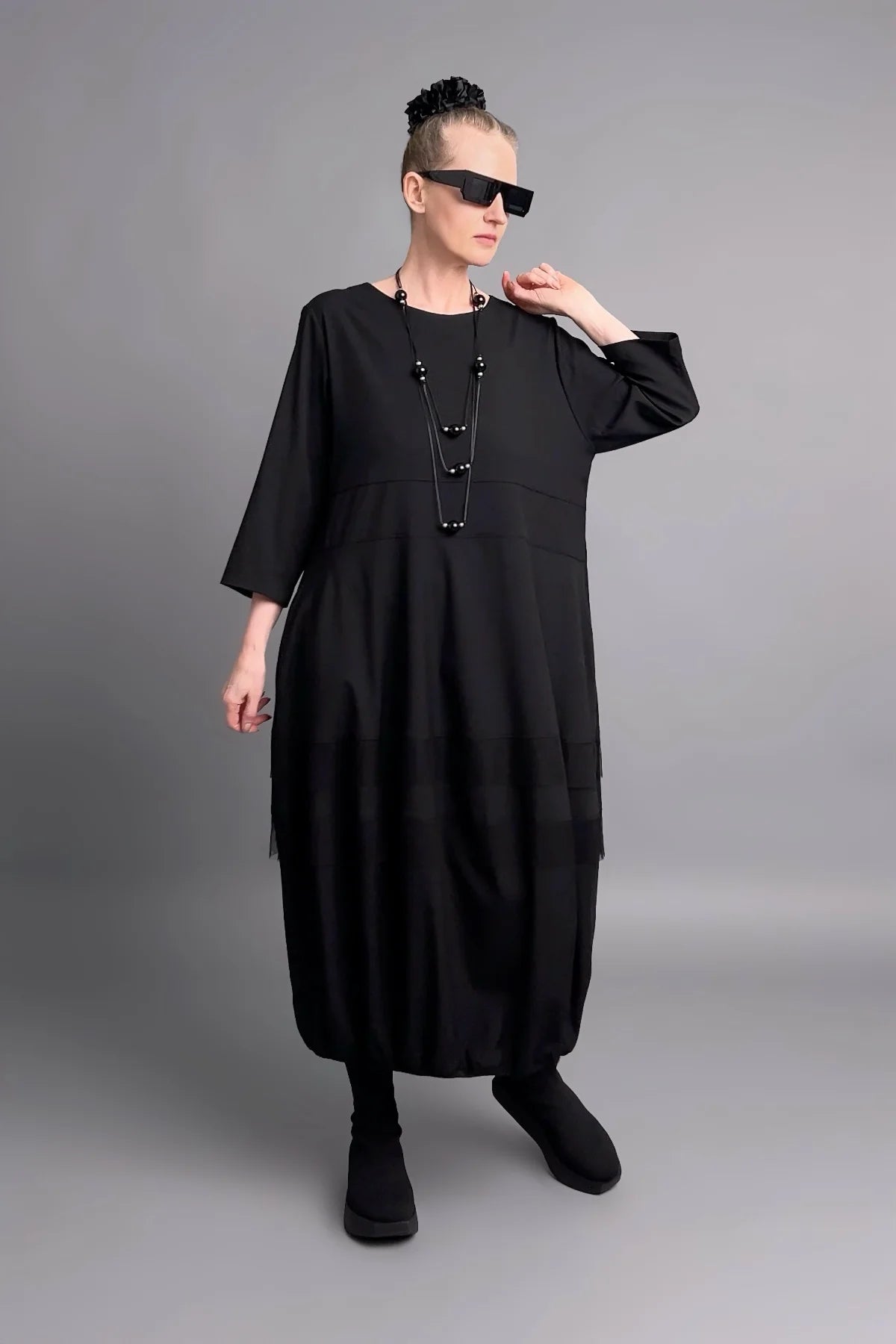 Oversize Kleid aus leichter Popeline mit weitem Ballonschnitt und inkludierter Statement-Kette