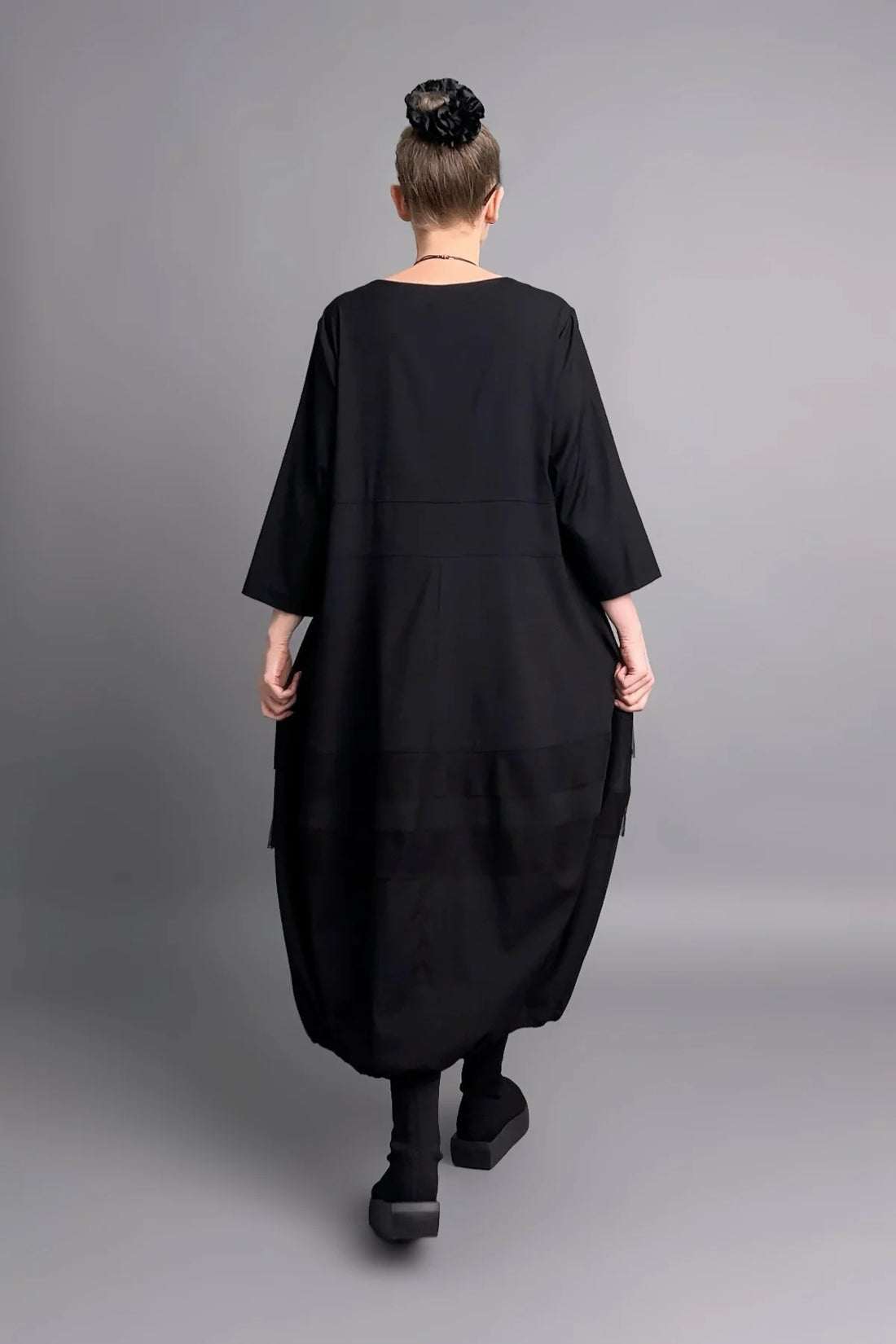 Oversize Kleid aus leichter Popeline mit weitem Ballonschnitt und inkludierter Statement-Kette