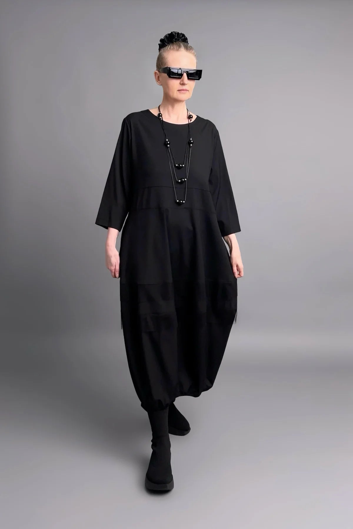 Oversize Kleid aus leichter Popeline mit weitem Ballonschnitt und inkludierter Statement-Kette
