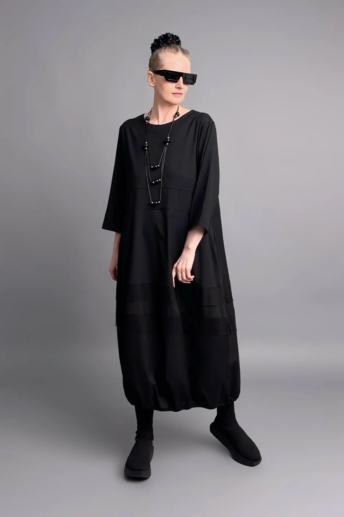 Oversize Kleid aus leichter Popeline mit weitem Ballonschnitt und inkludierter Statement-Kette