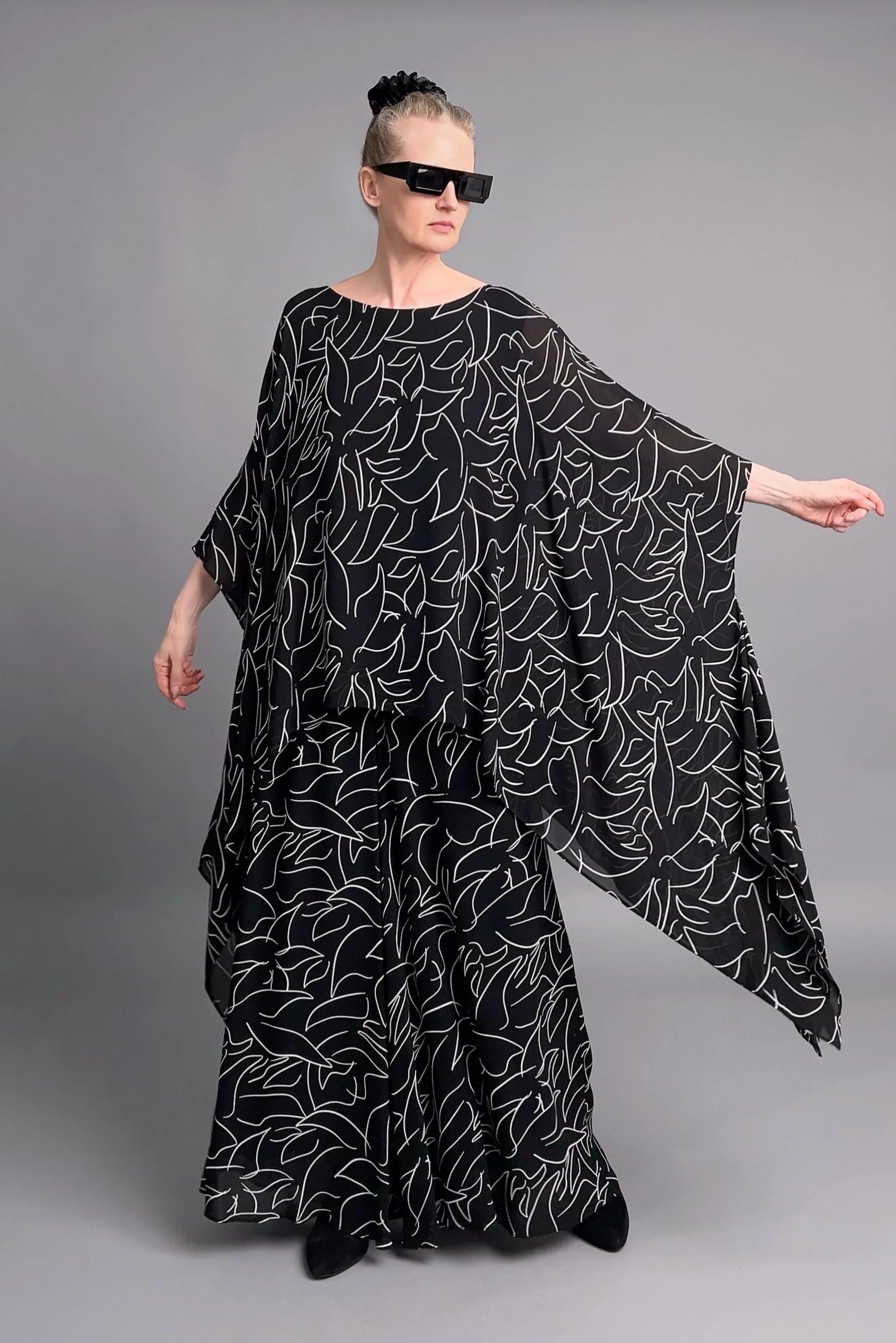 LUANI 2-Teiler aus Chiffon in Schwarz-Weiß mit grafischem Print und fließendem Oversize-Look