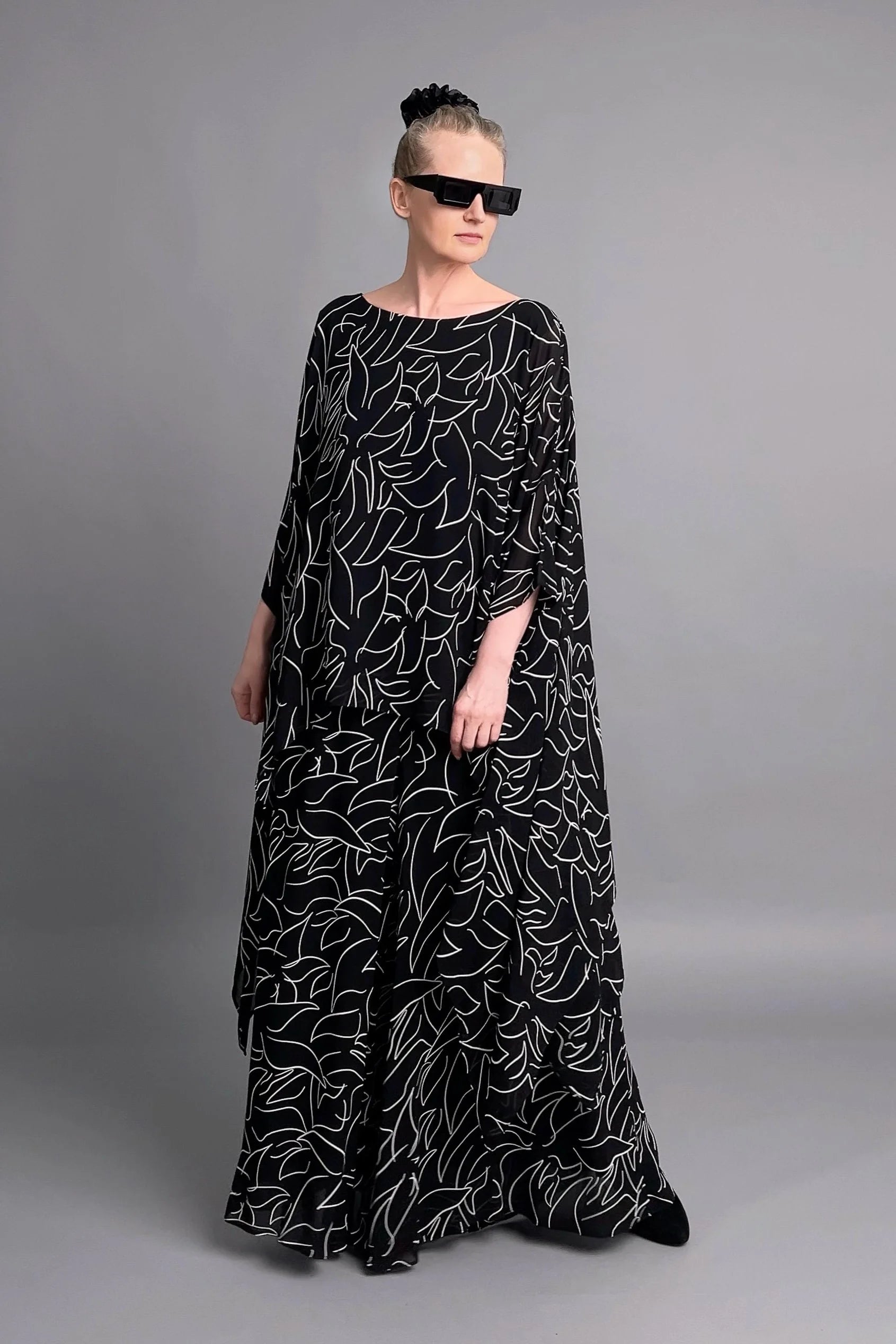 LUANI 2-Teiler aus Chiffon in Schwarz-Weiß mit grafischem Print und fließendem Oversize-Look