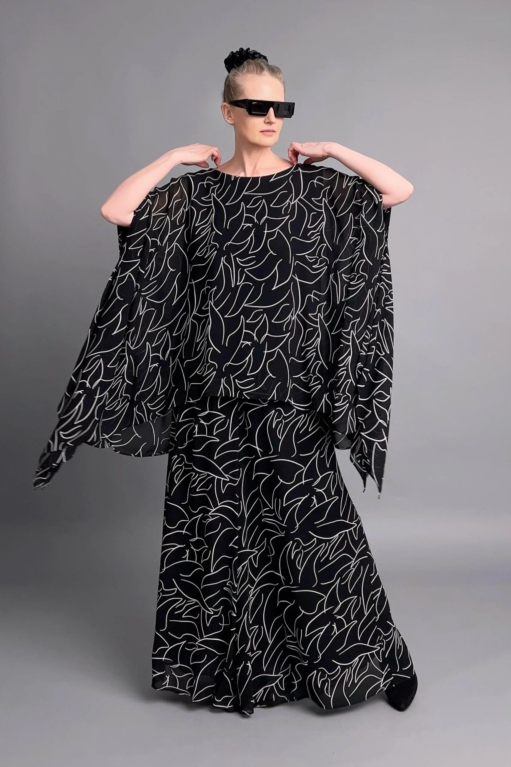 LUANI 2-Teiler aus Chiffon in Schwarz-Weiß mit grafischem Print und fließendem Oversize-Look