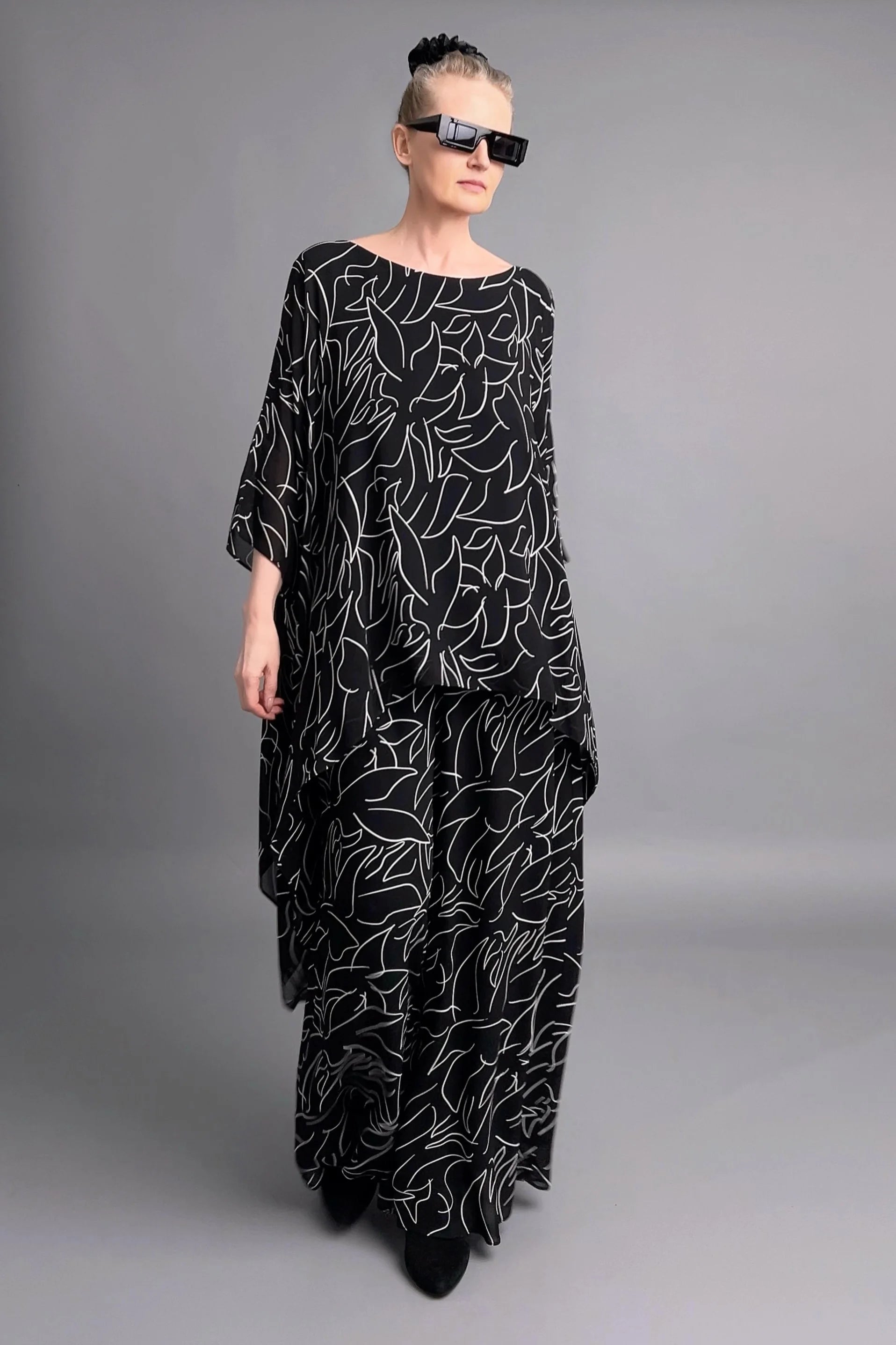 LUANI 2-Teiler aus Chiffon in Schwarz-Weiß mit grafischem Print und fließendem Oversize-Look