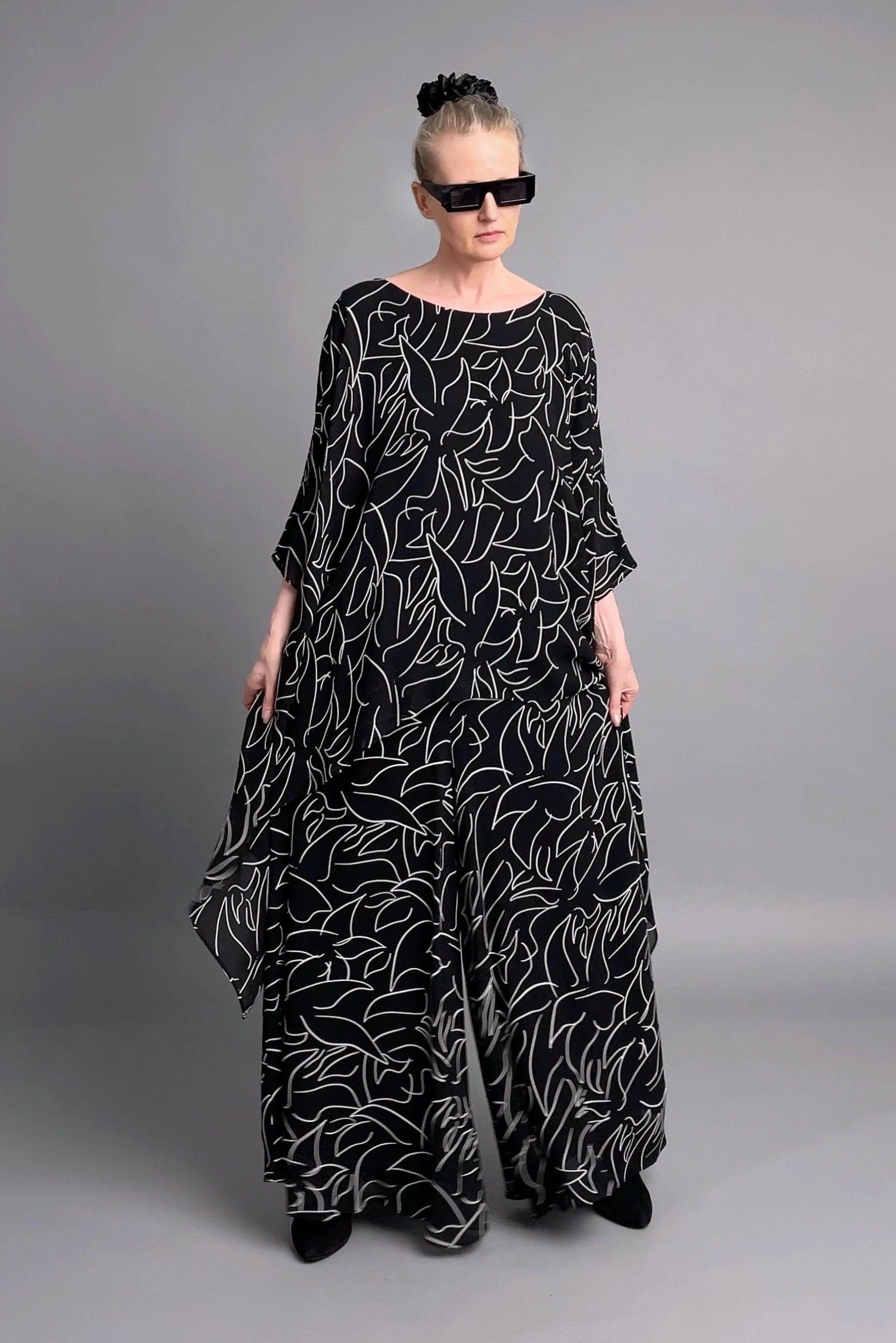 LUANI 2-Teiler aus Chiffon in Schwarz-Weiß mit grafischem Print und fließendem Oversize-Look