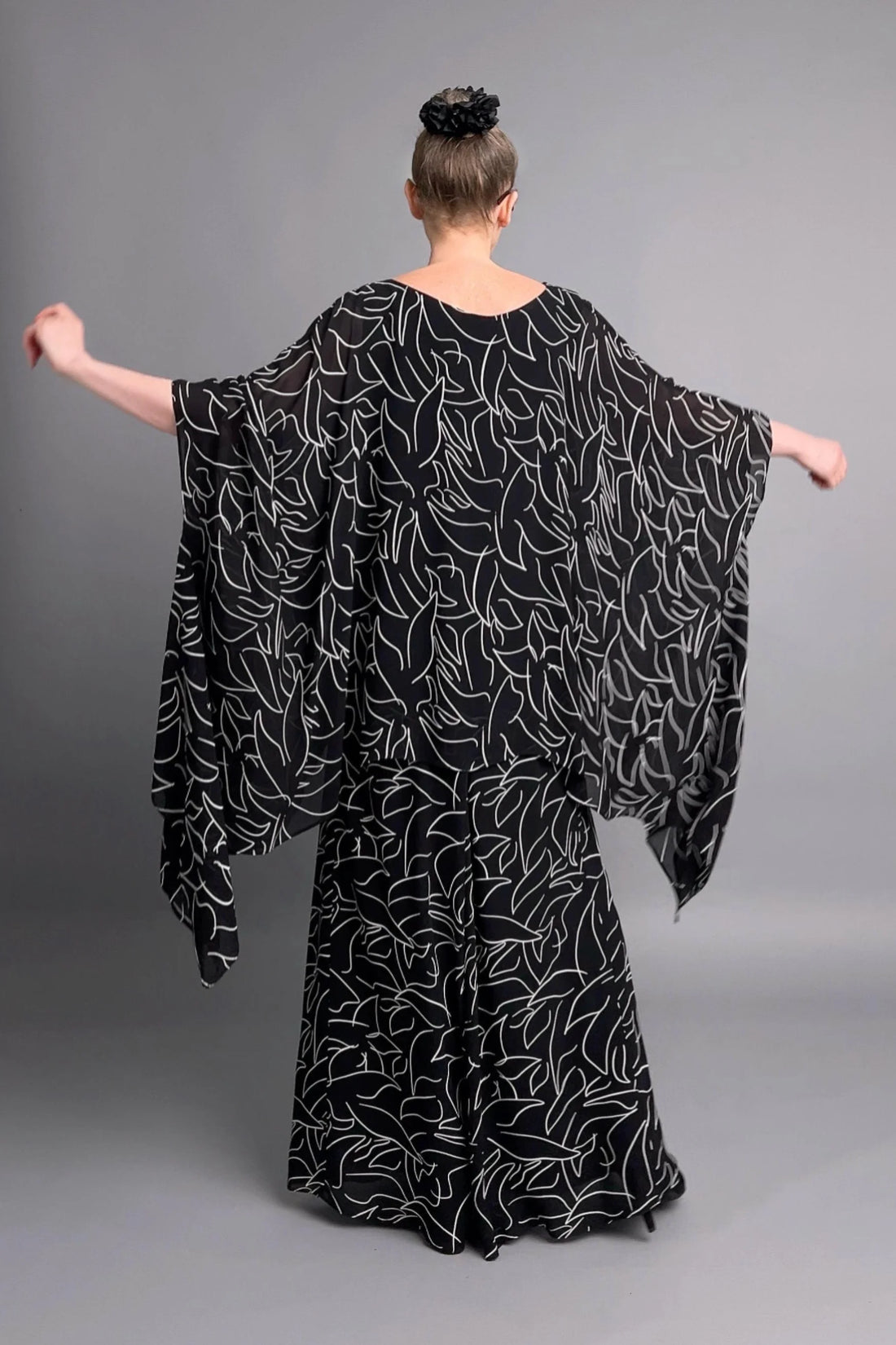 LUANI 2-Teiler aus Chiffon in Schwarz-Weiß mit grafischem Print und fließendem Oversize-Look