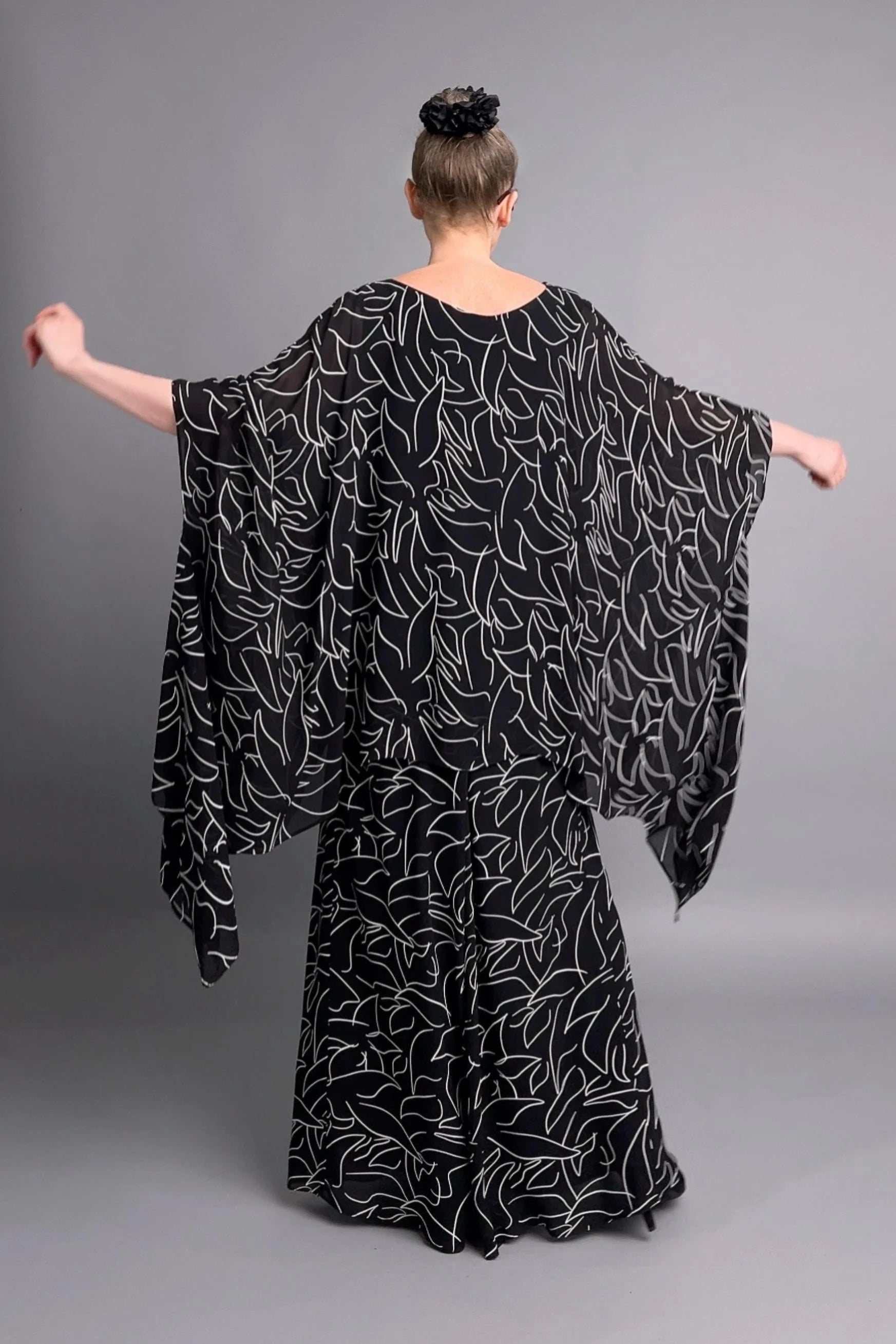 LUANI 2-Teiler aus Chiffon in Schwarz-Weiß mit grafischem Print und fließendem Oversize-Look