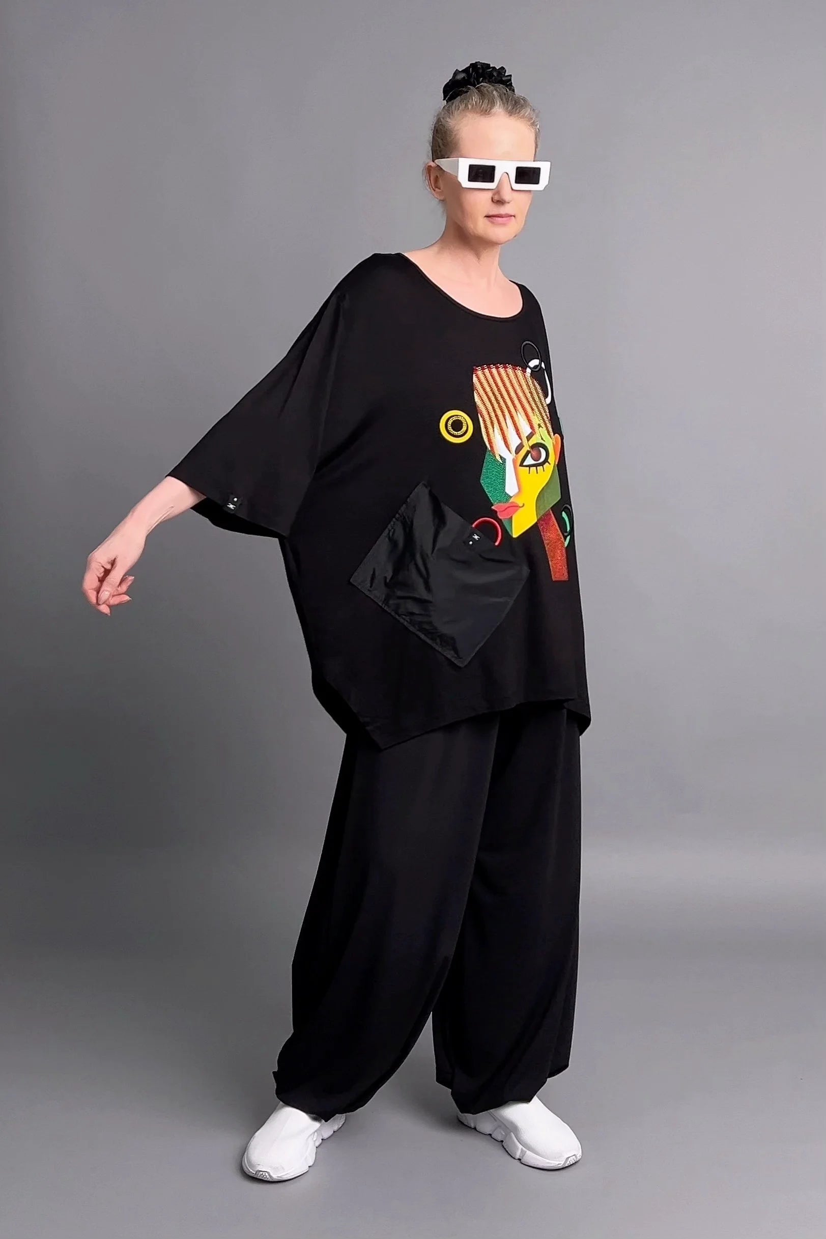 Maxlive Oversize Bluse mit abstraktem Gesichtsmotiv und Ziertasche in Schwarz