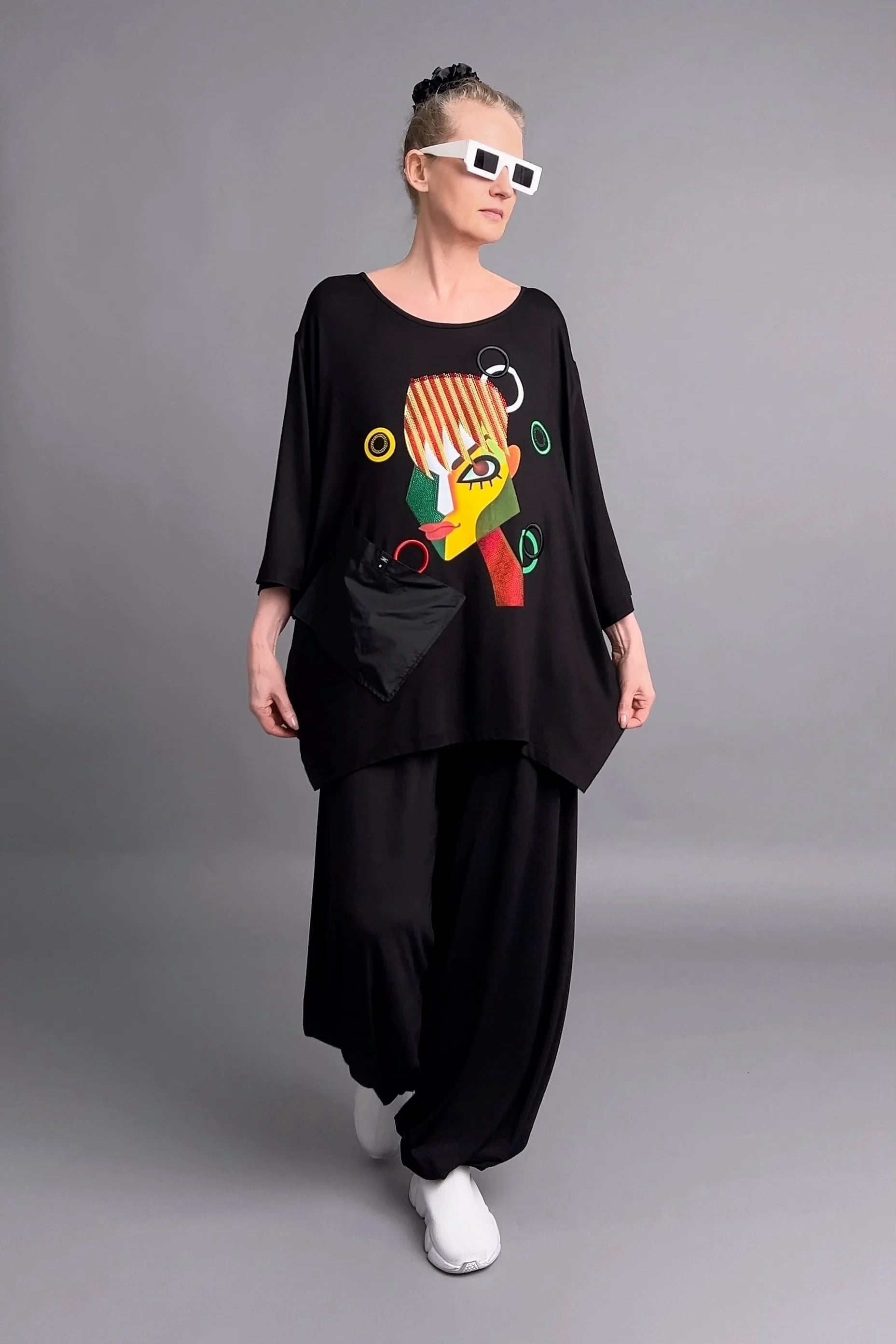 Maxlive Oversize Bluse mit abstraktem Gesichtsmotiv und Ziertasche in Schwarz