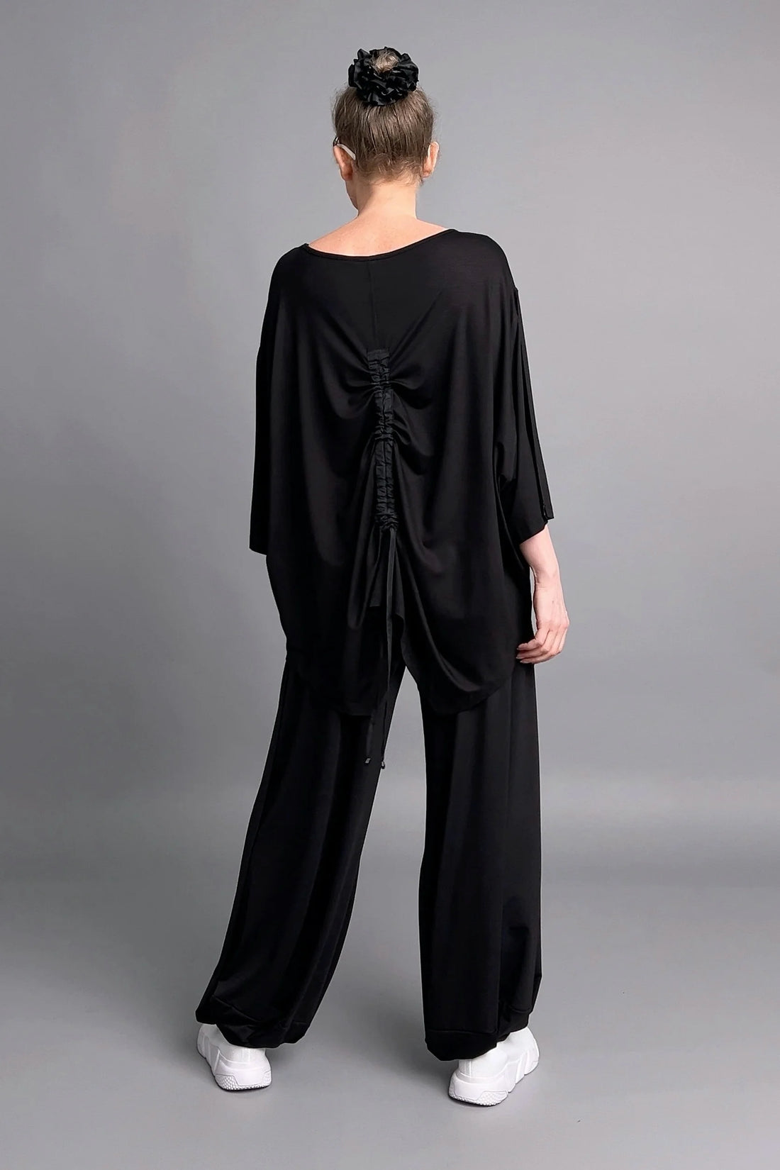 Maxlive Oversize Bluse mit abstraktem Gesichtsmotiv und Ziertasche in Schwarz