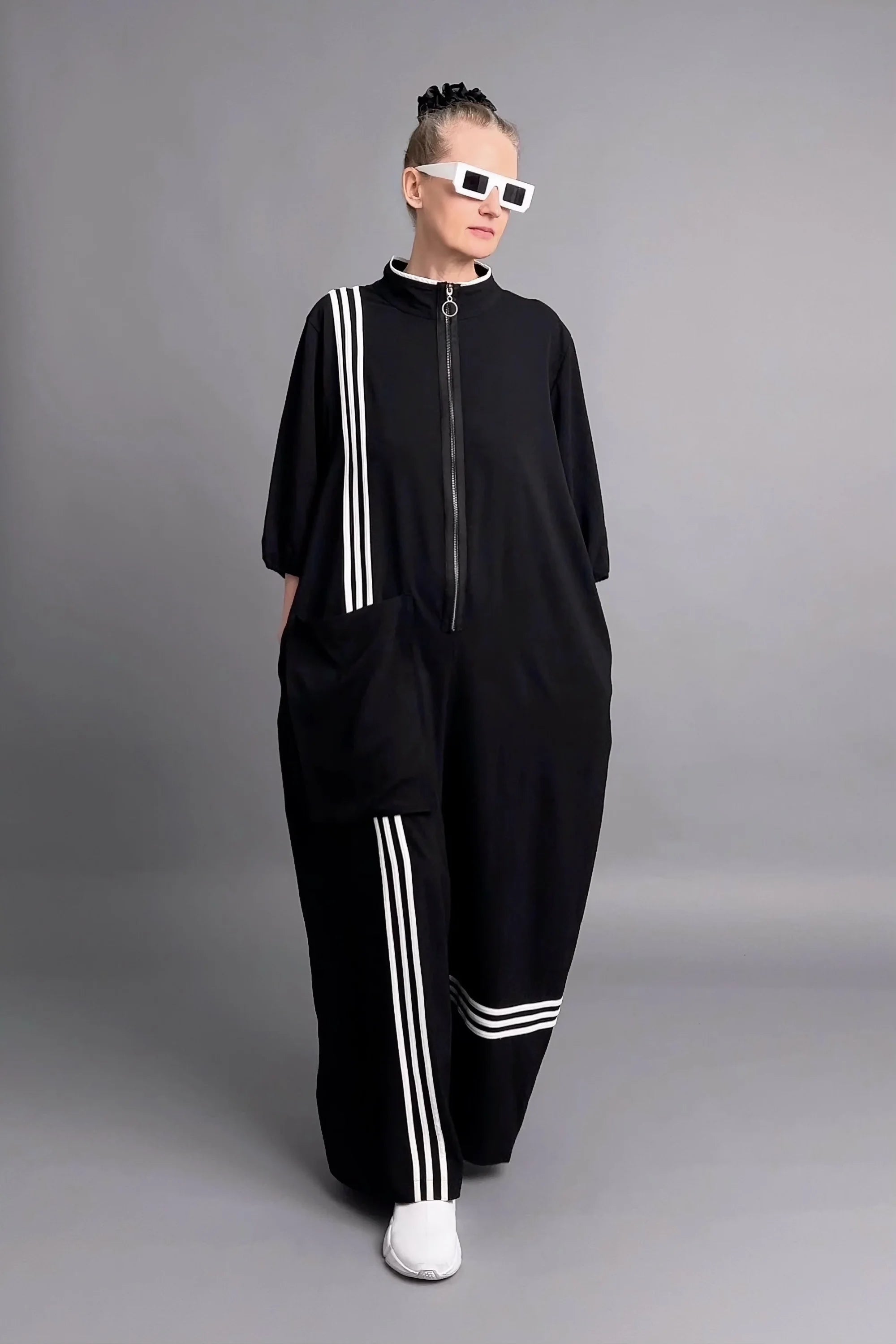 Maxlive Oversize Jumpsuit Schwarz mit weißen Streifen und Zipper im sportlichen Design