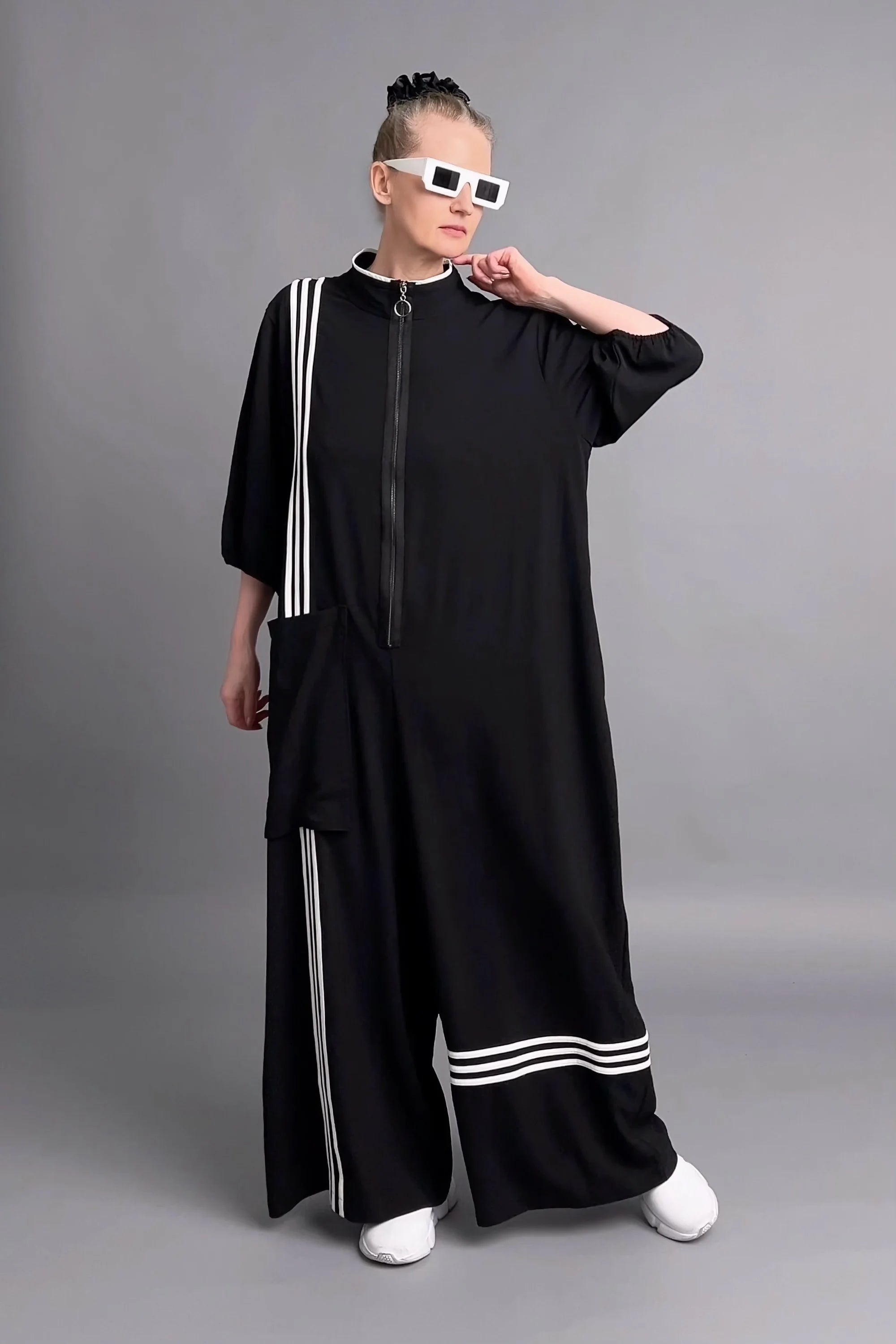 Maxlive Oversize Jumpsuit Schwarz mit weißen Streifen und Zipper im sportlichen Design