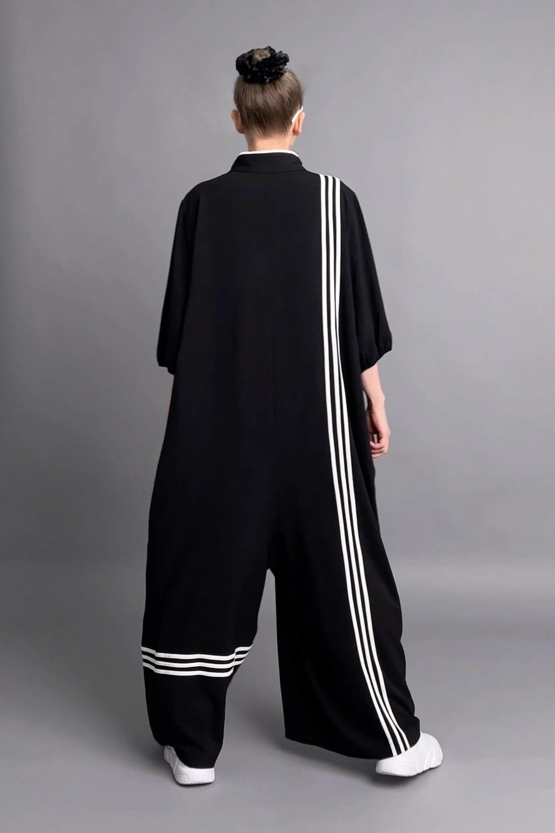 Maxlive Oversize Jumpsuit Schwarz mit weißen Streifen und Zipper im sportlichen Design