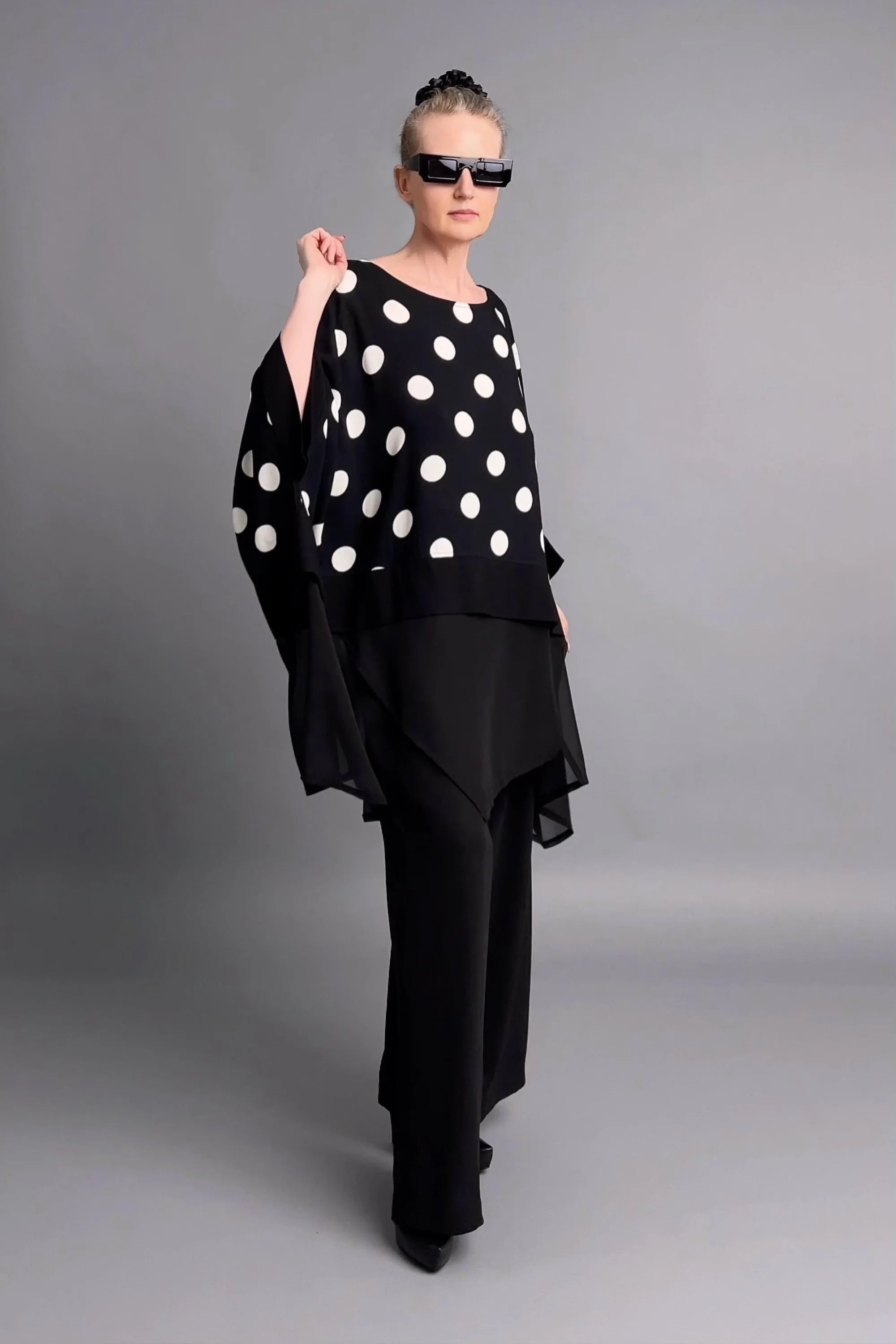 Schwarz-weiße Oversize-Bluse mit Punkten und Lagenlook von Maxlive aus reiner Viskose