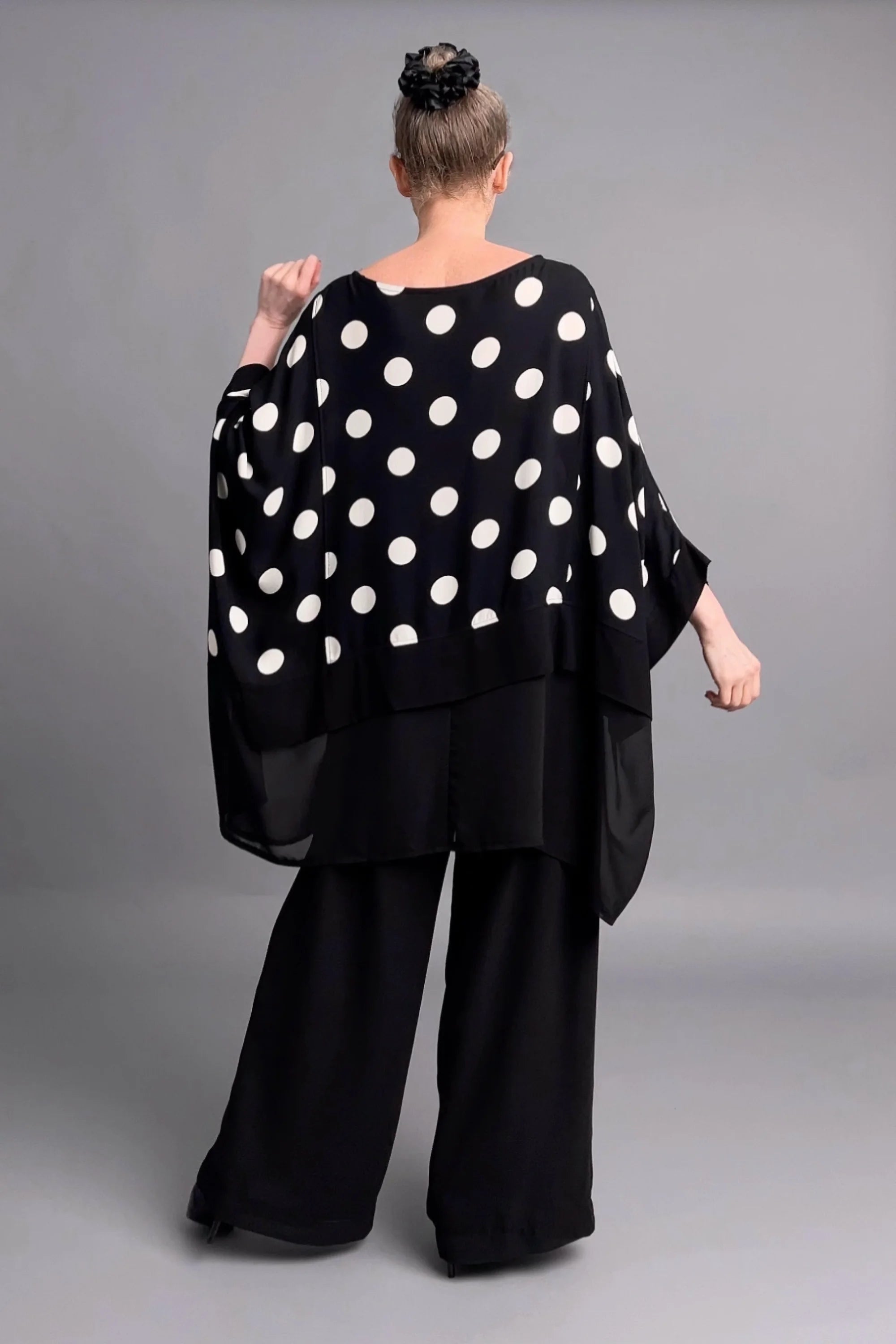 Schwarz-weiße Oversize-Bluse mit Punkten und Lagenlook von Maxlive aus reiner Viskose